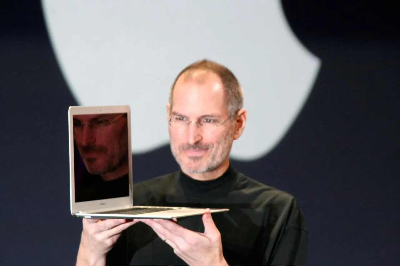 Steve Jobs giới thiệu MacBook Air đầu tiên từ một phong bì, tượng trưng cho thiết kế siêu mỏng và di động.