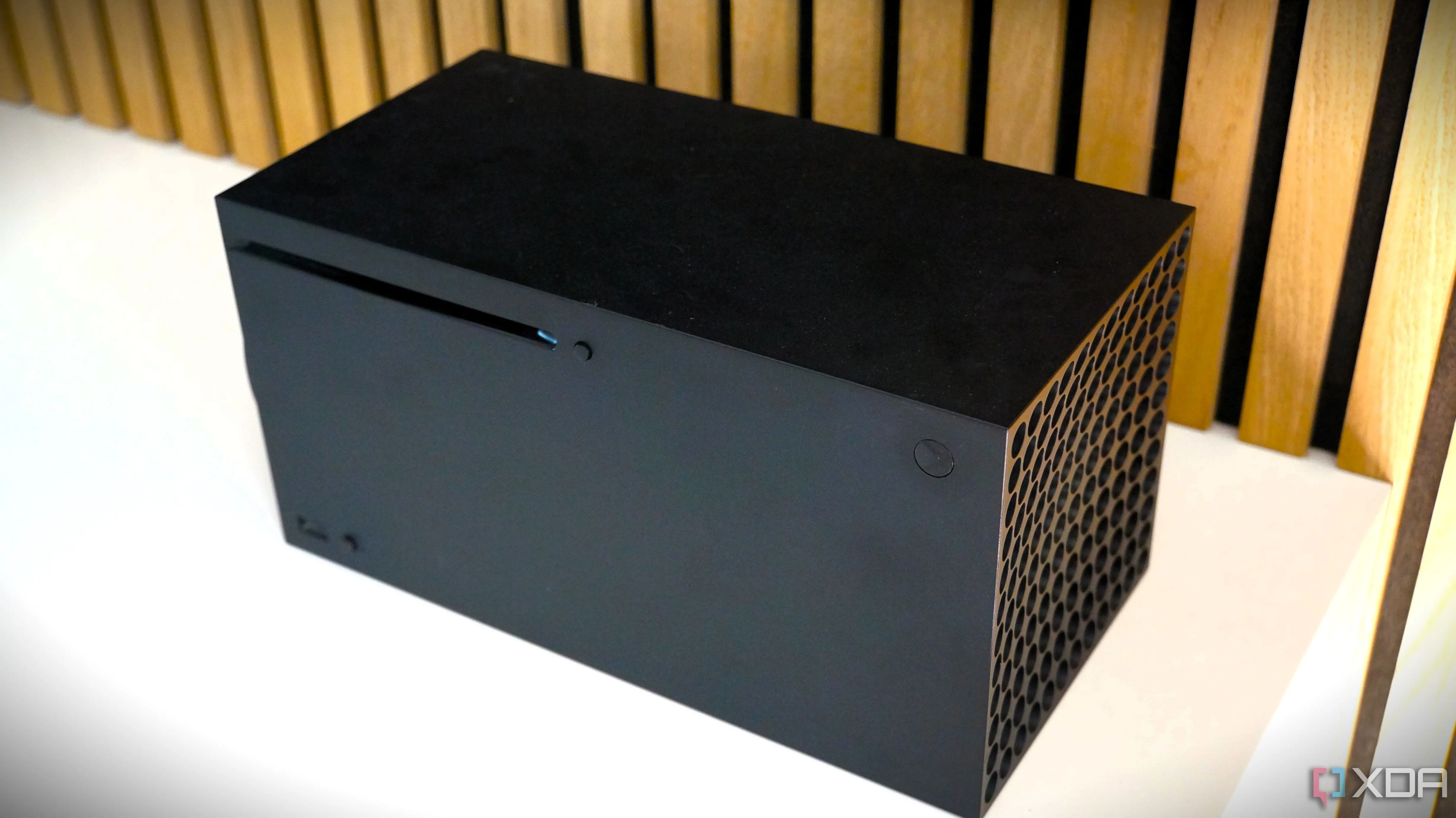 Thân máy console Xbox Series X màu đen đặt dọc