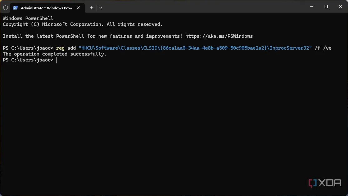 Thông báo xác nhận thành công từ Windows Terminal sau khi thực thi lệnh sửa đổi Registry để khôi phục menu ngữ cảnh.