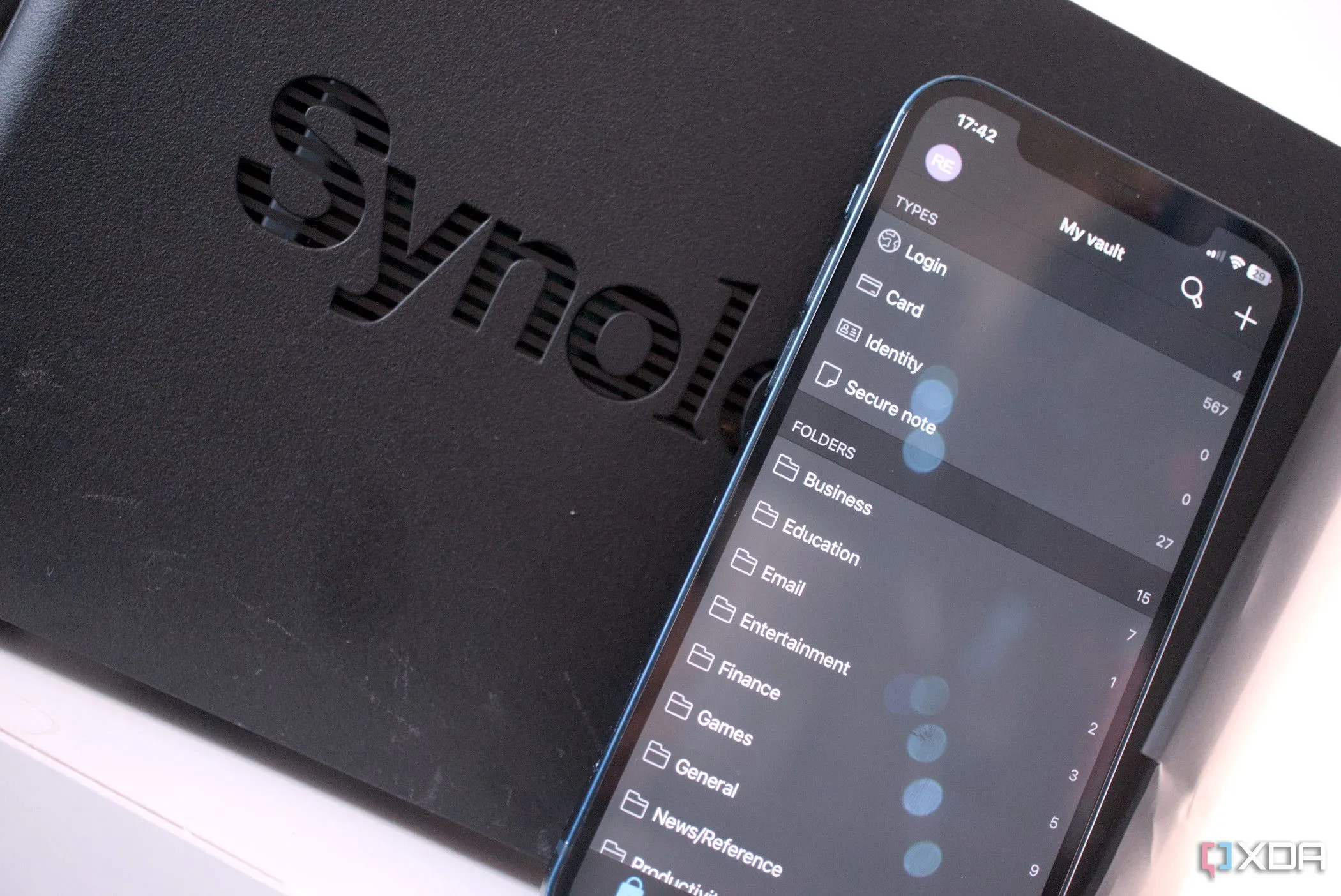 Ứng dụng Bitwarden hoạt động cùng Synology NAS, thể hiện khả năng tích hợp và quản lý dữ liệu trên môi trường Linux