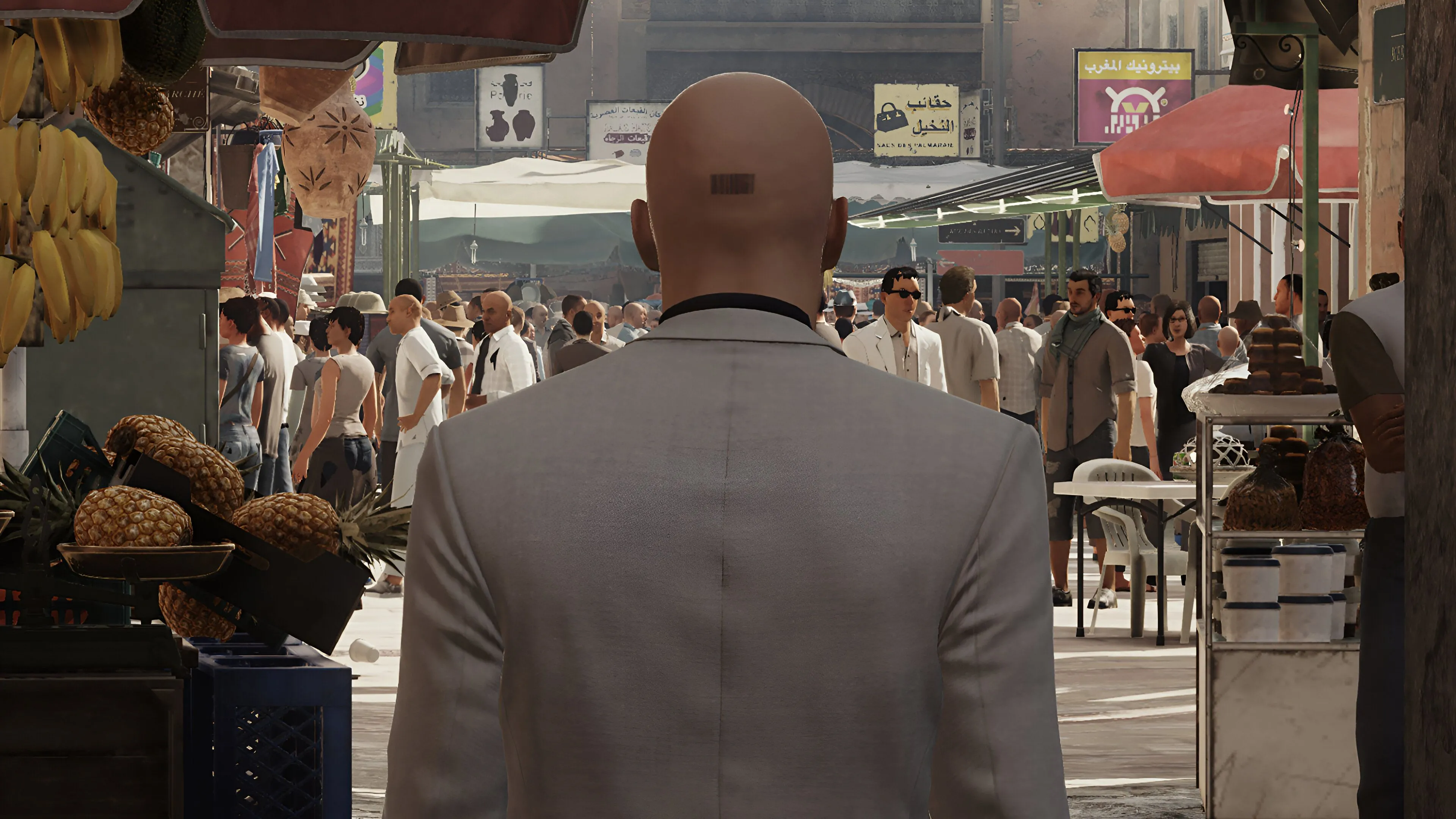 Agent 47 trong bộ vest trắng, biểu tượng của Hitman World of Assassination