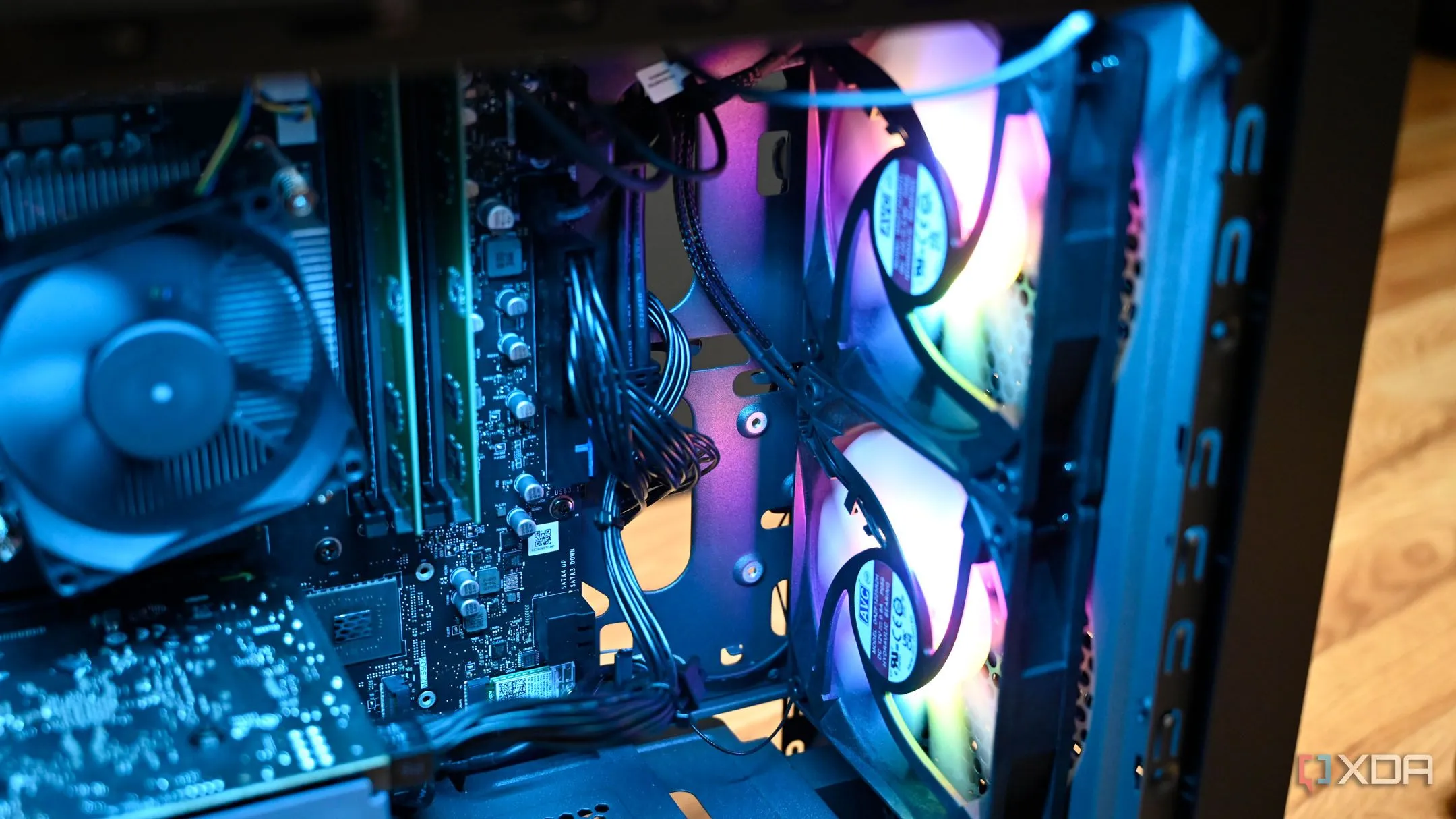 Ảnh cận cảnh case PC Lenovo Legion Tower 5i Gen 8 (2024) với hệ thống quạt kép, minh họa vấn đề thông gió