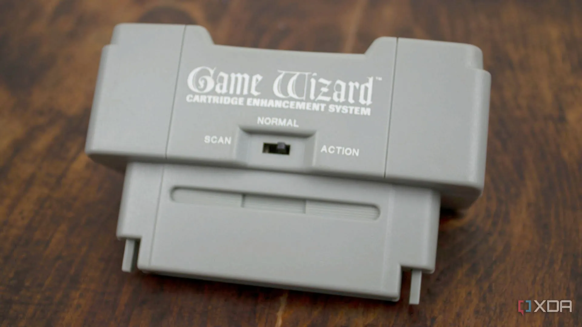 Ảnh cận cảnh mặt trước của thiết bị Game Wizard, một công cụ cheat game dành cho SNES, minh chứng cho kỷ nguyên game console cổ điển