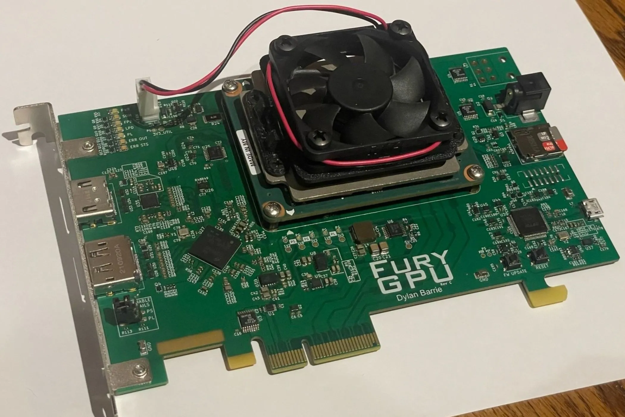 Ảnh chụp card đồ họa FuryGPU do một cá nhân tự chế tạo, có khả năng chạy Quake