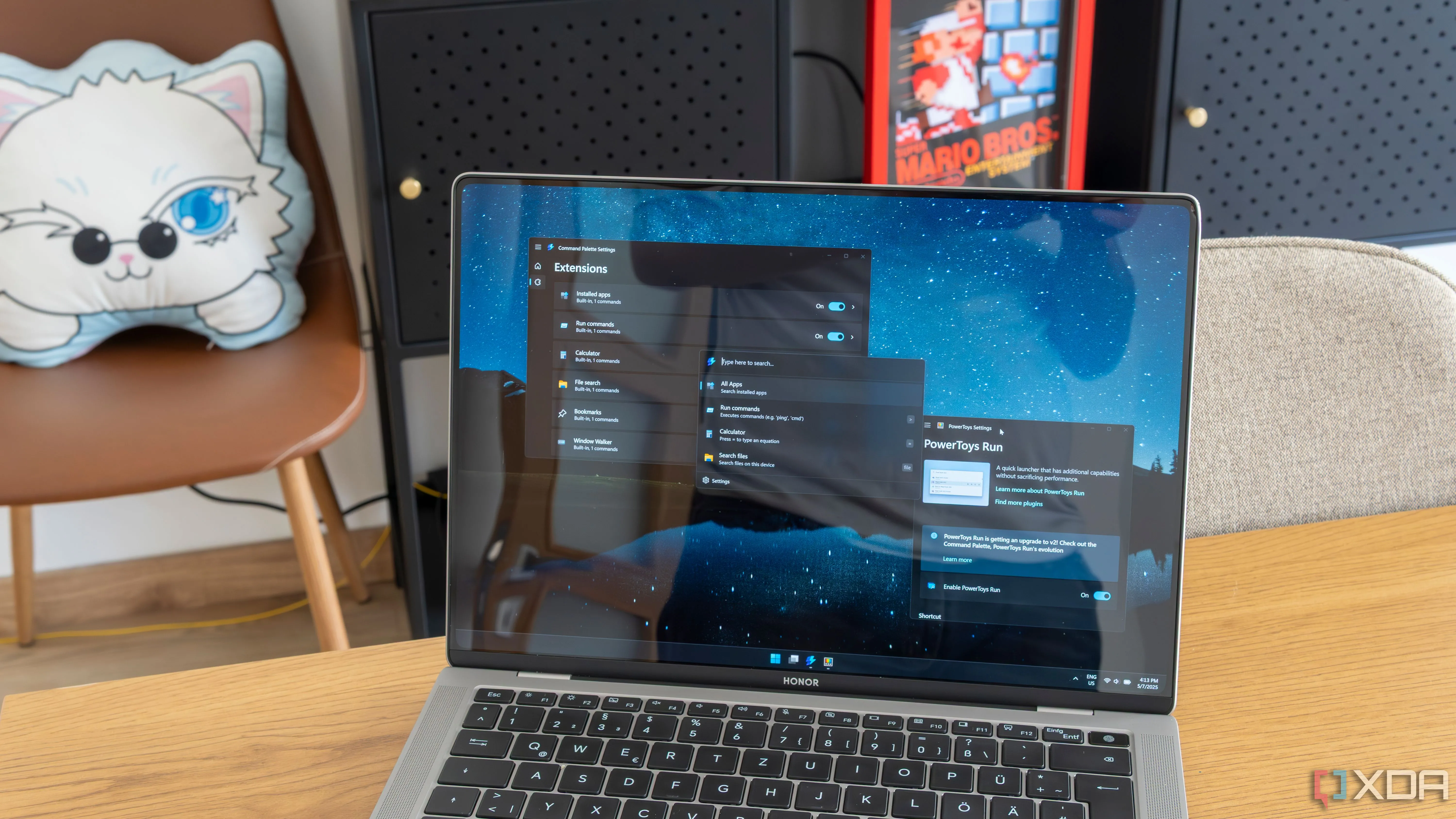 Ảnh chụp màn hình laptop hiển thị thanh tìm kiếm Command Palette và cài đặt PowerToys Run