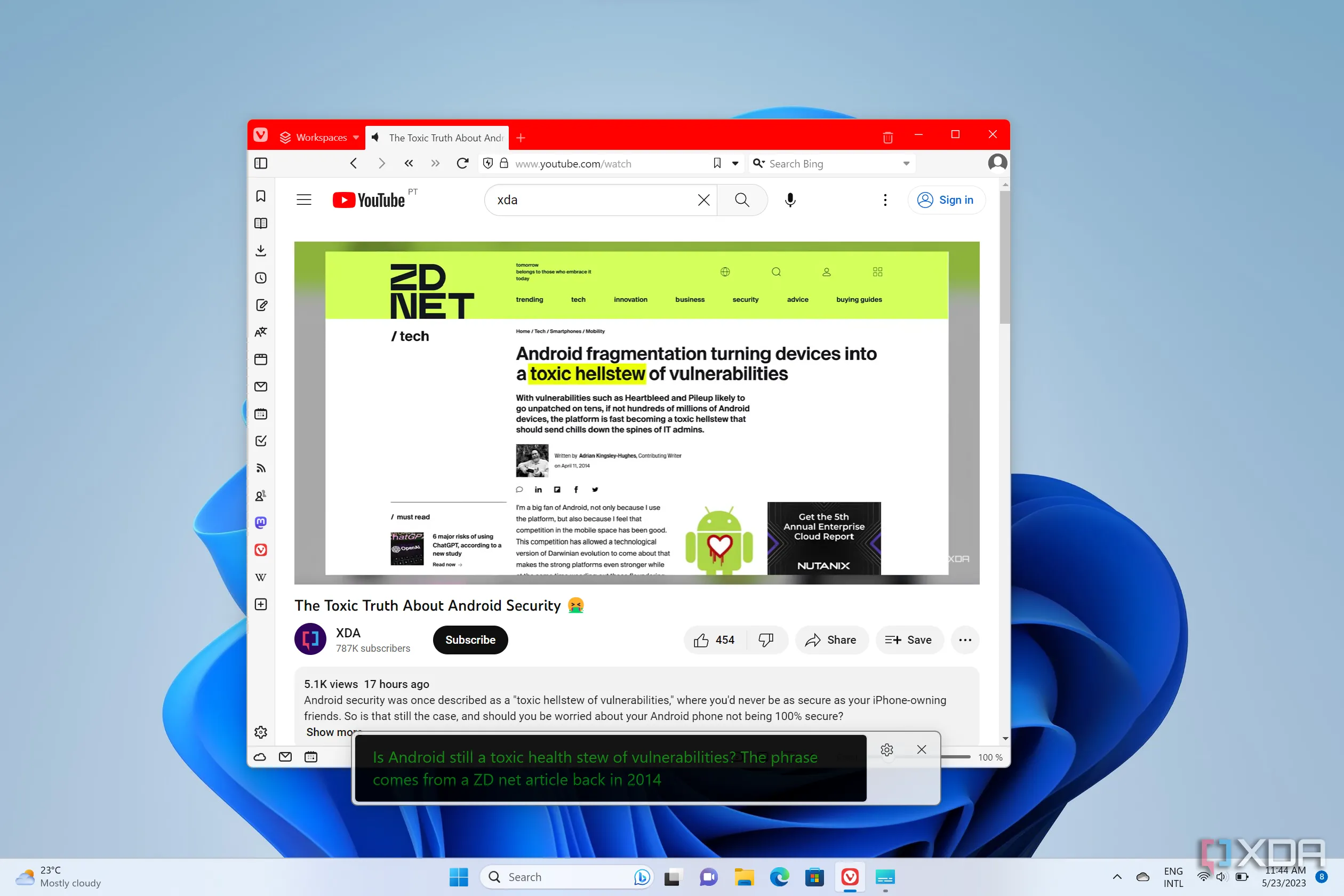 Ảnh chụp màn hình Windows 11 đang phát video YouTube, phụ đề trực tiếp hiển thị trong một bảng nổi, minh họa tính năng Live Captions