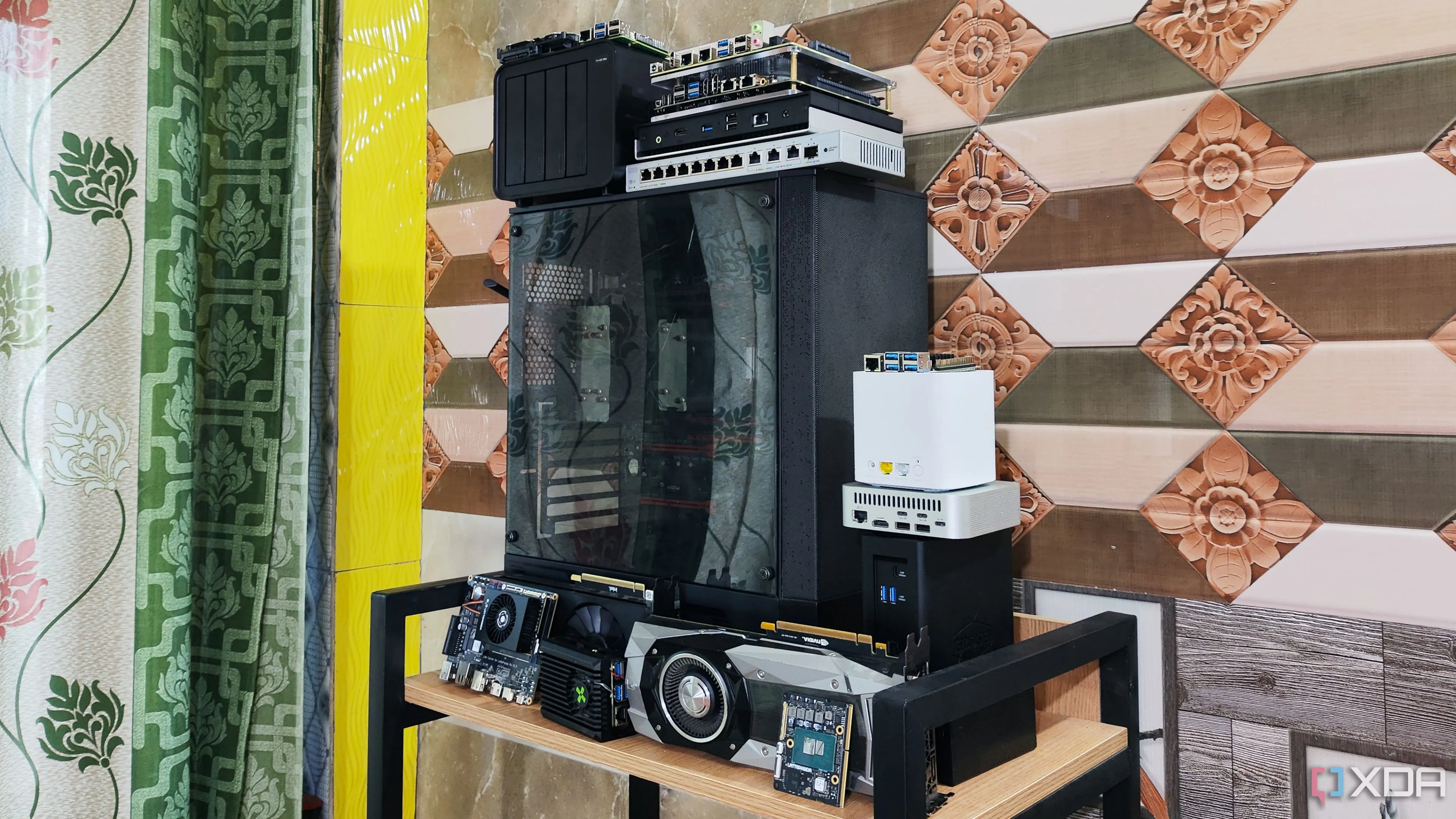 Ảnh minh họa các thiết bị phần cứng phổ biến thường được sử dụng trong một home lab