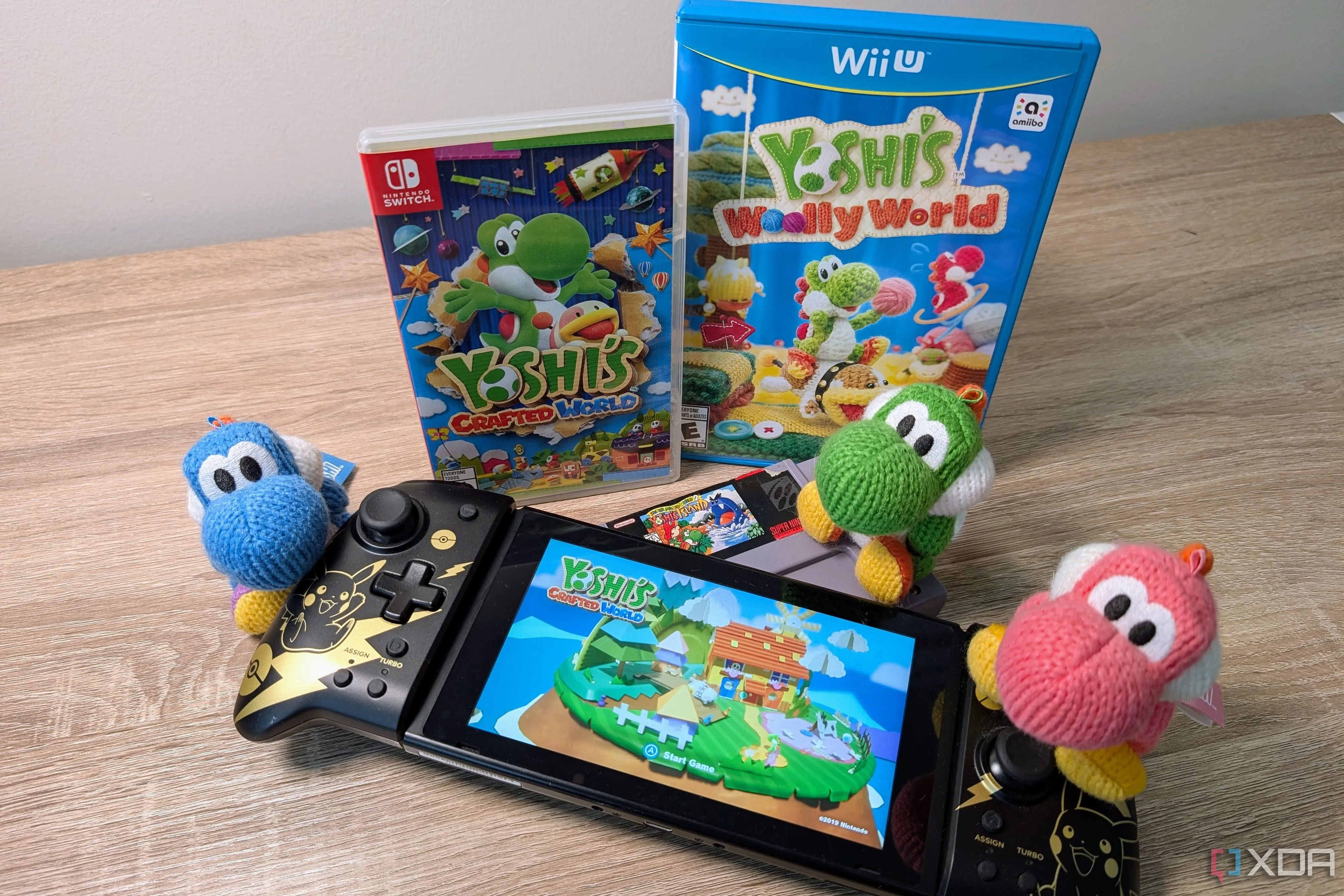 Ba chú Yoshi với màu sắc khác nhau ngồi quanh một chiếc Nintendo Switch có hình Yoshi