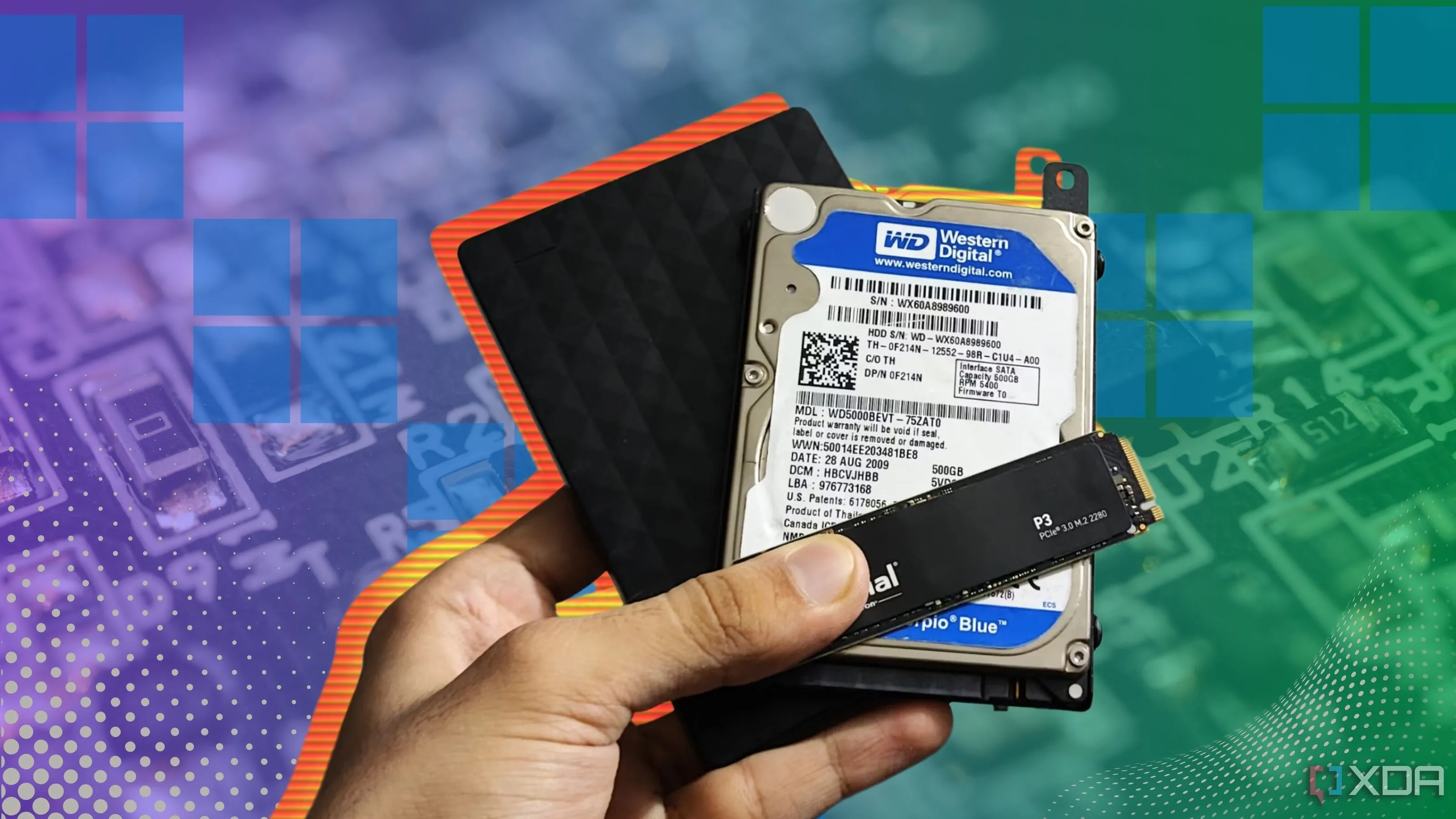 Ba ổ cứng HDD được giữ trên tay, tượng trưng cho giải pháp lưu trữ lạnh