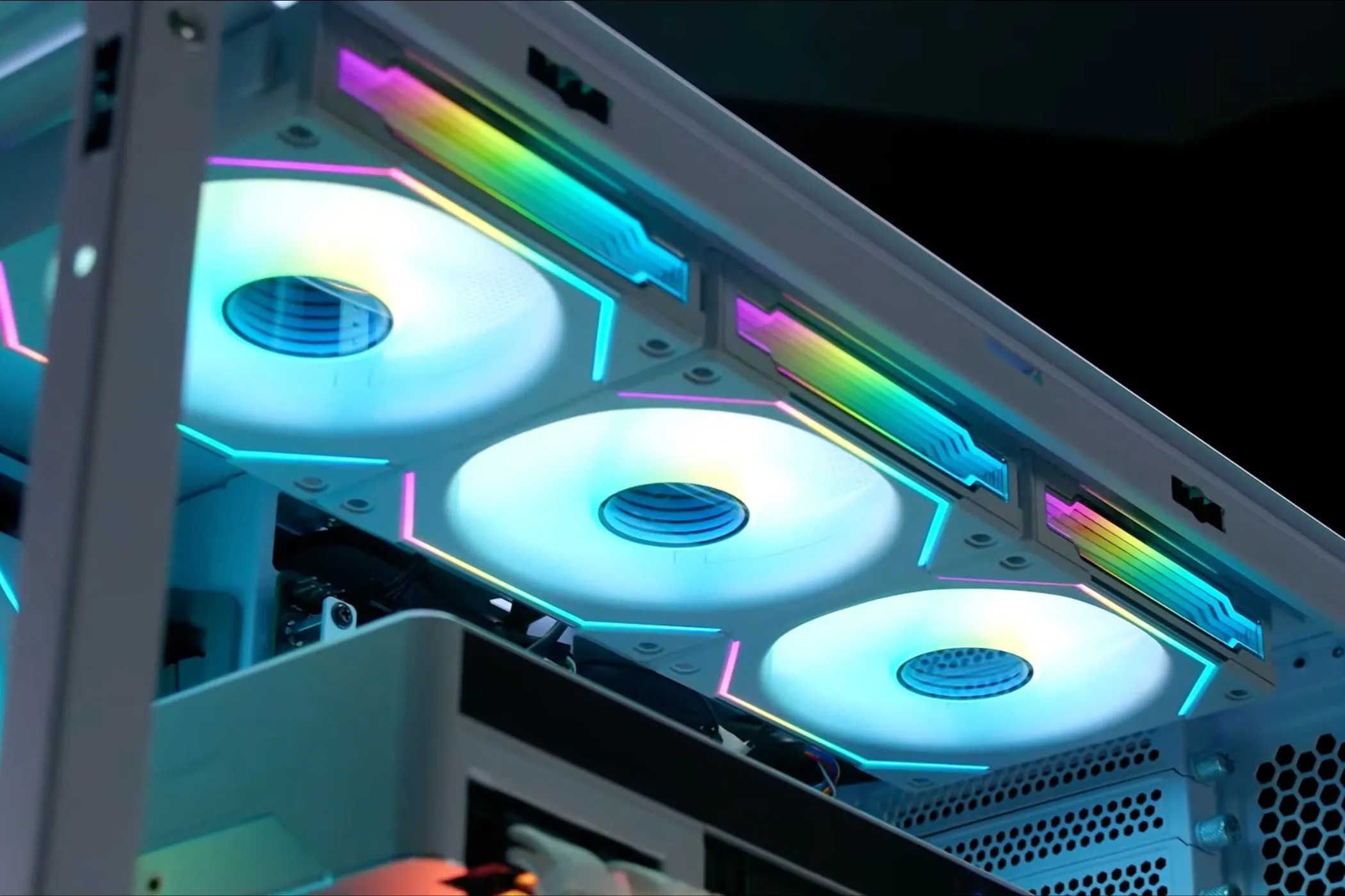 Ba quạt tản nhiệt Lian Li UNI SL-INFI120 được lắp đặt trong vỏ PC, giúp tối ưu luồng khí và giảm nhiệt độ linh kiện, cải thiện hiệu suất gaming.