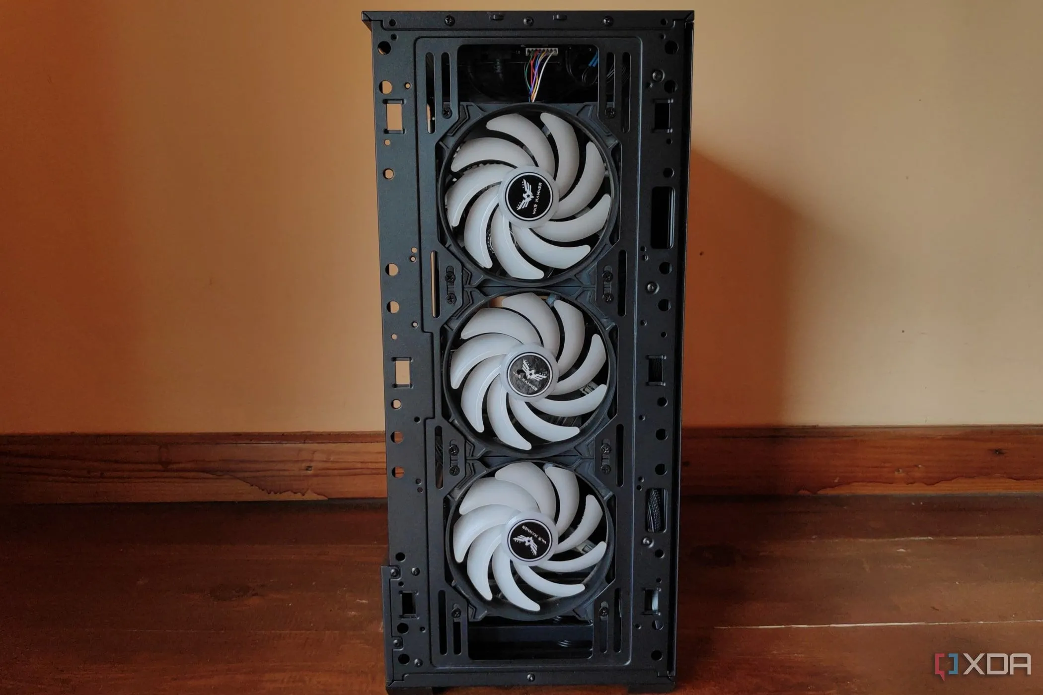 Ba quạt War Hammer Kratos bên trong vỏ case MSI Forge 110R, minh họa việc thiết lập áp suất không khí dương để tản nhiệt hiệu quả
