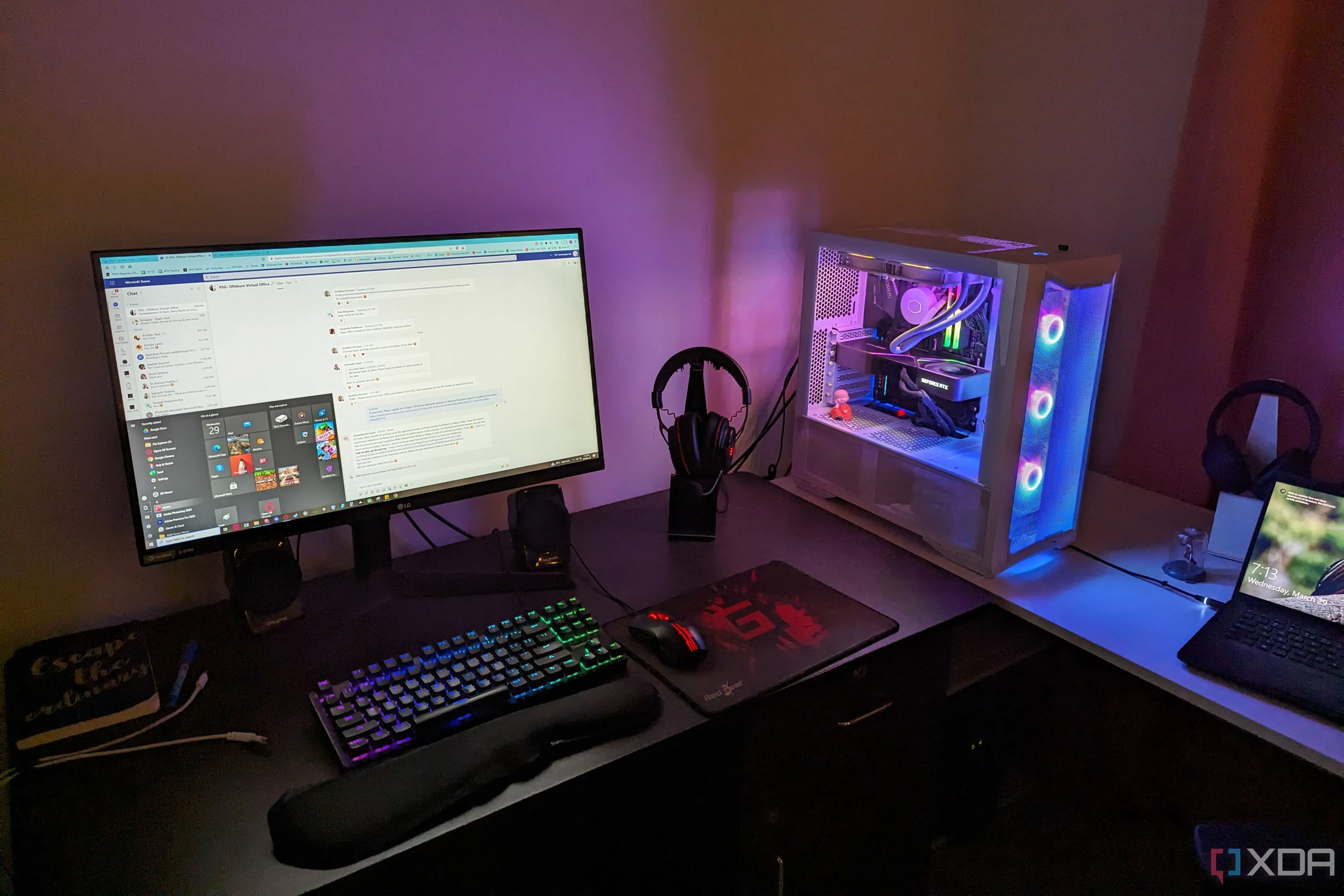 Bàn gaming PC với đèn RGB, màn hình và bàn phím