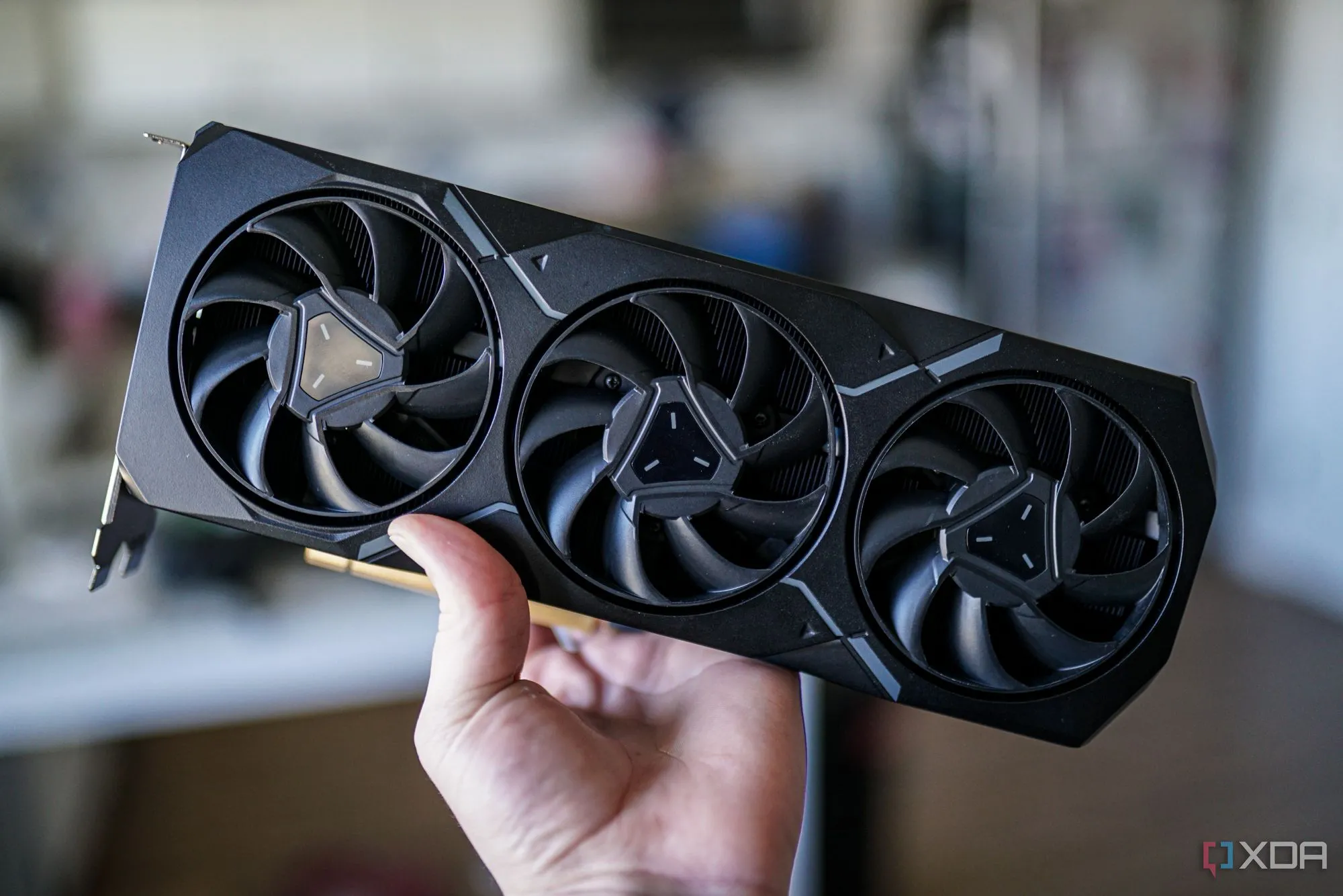 Bàn tay cầm card đồ họa AMD Radeon, minh họa sự phát triển của kiến trúc RDNA 4