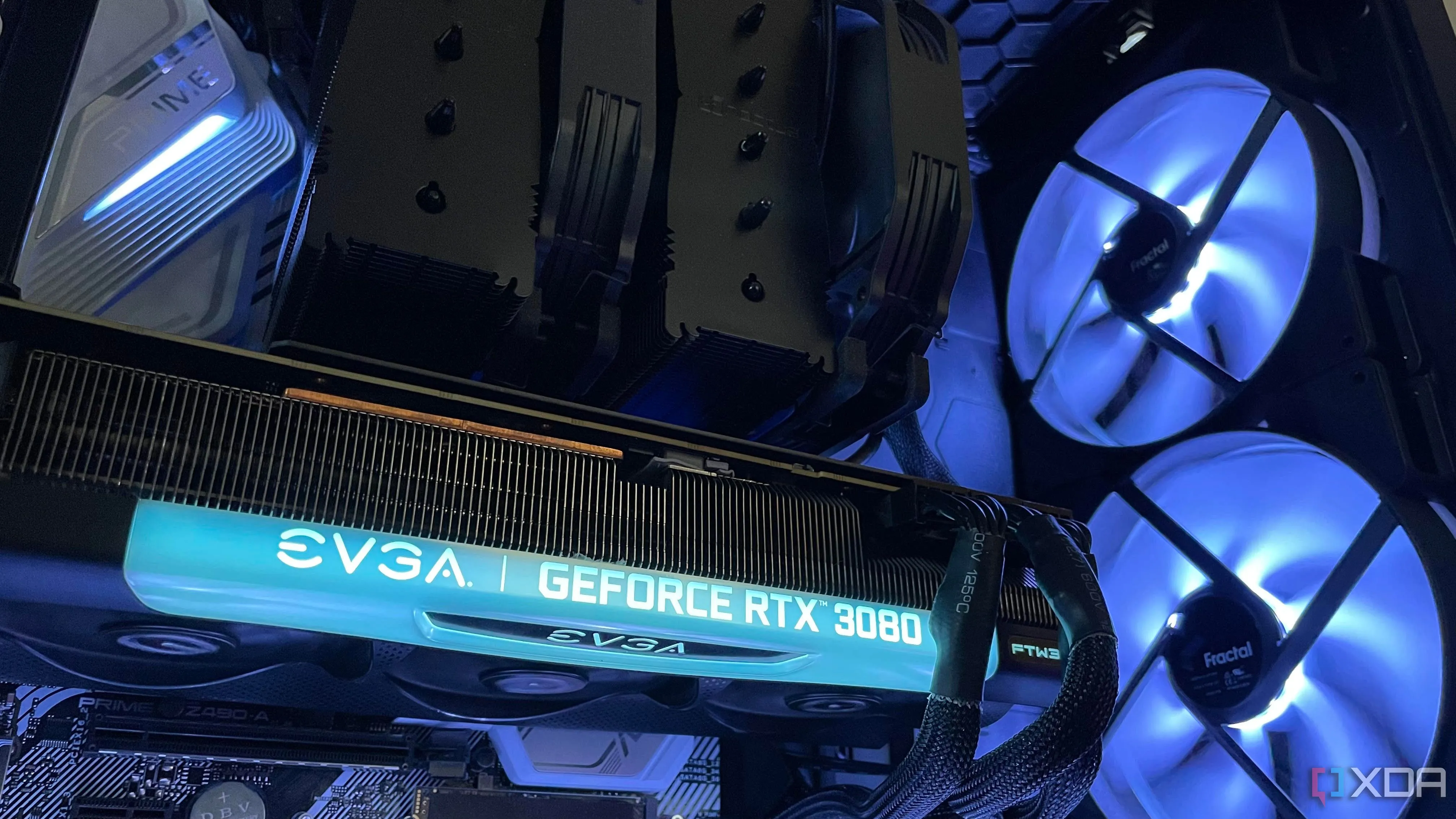 Bên trong một bộ PC gaming với card đồ họa NVIDIA RTX 3080 cũ và quạt tản nhiệt hiệu suất cao.