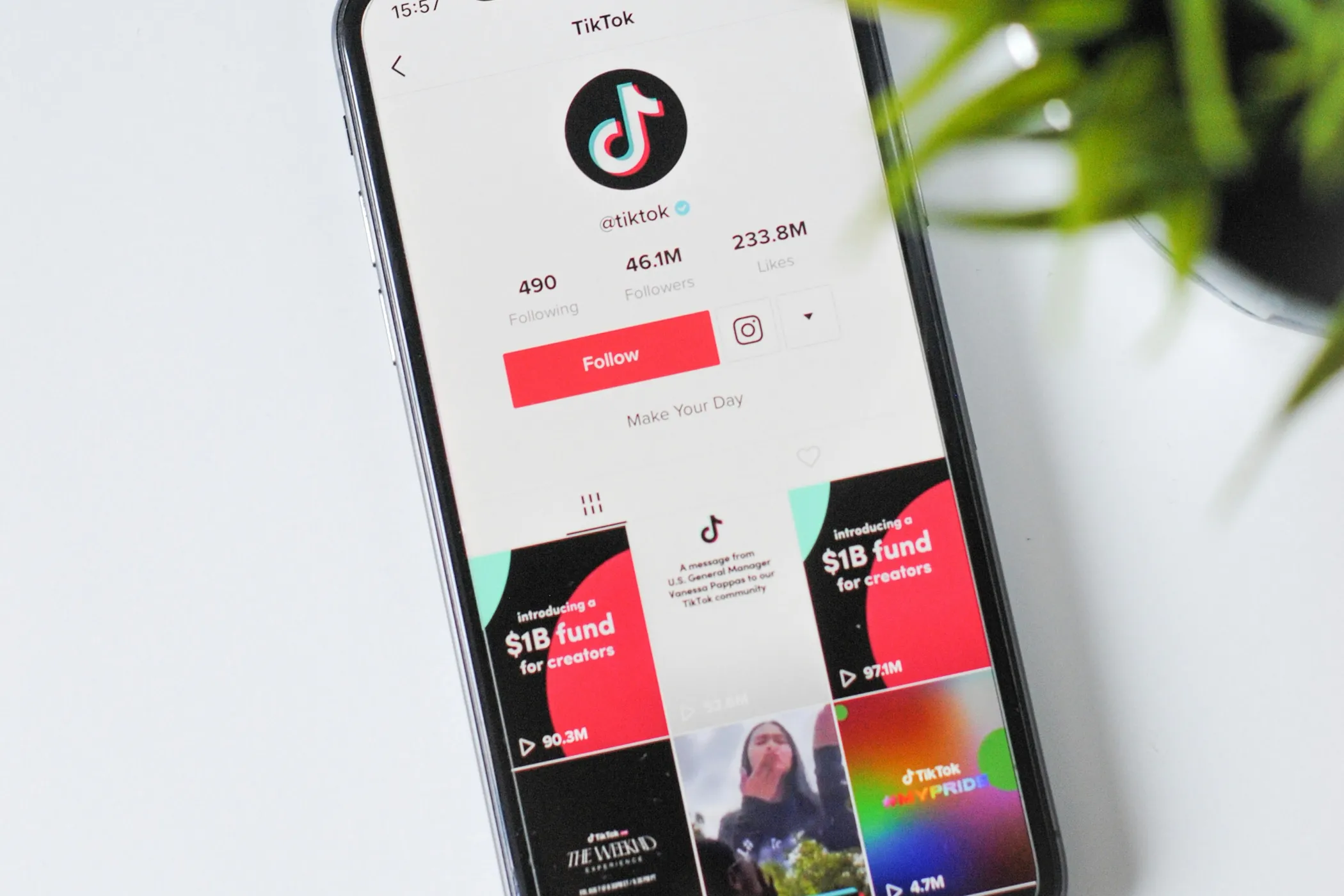 Biểu tượng ứng dụng TikTok trên điện thoại, minh họa loại video cần lọc