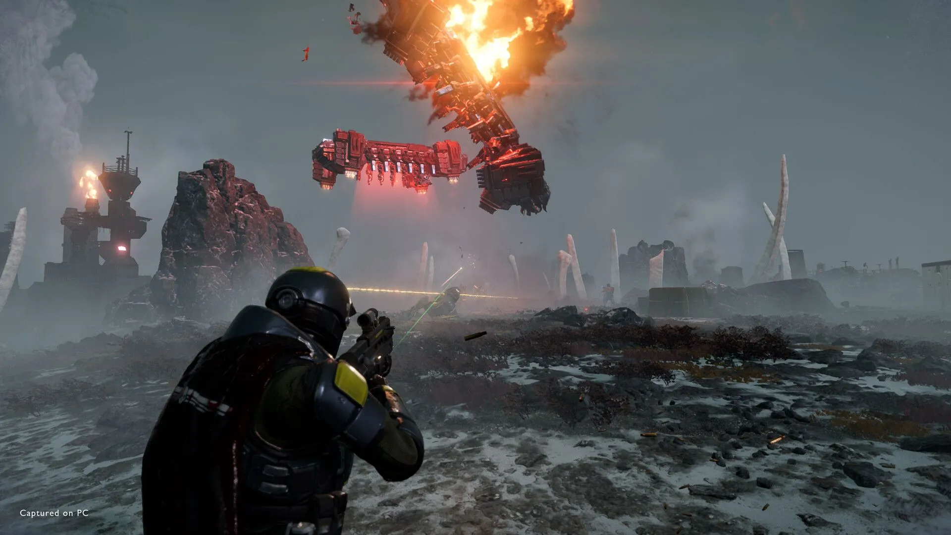Binh sĩ Helldivers 2 khai hỏa súng trên một hành tinh phủ tuyết