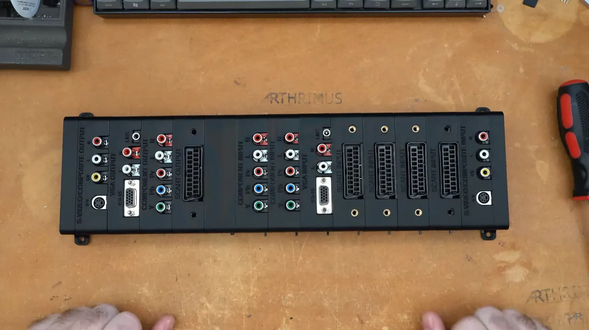 Bộ chuyển đổi video Scalable Video Switch cho phép kết nối nhiều máy console retro cùng lúc.