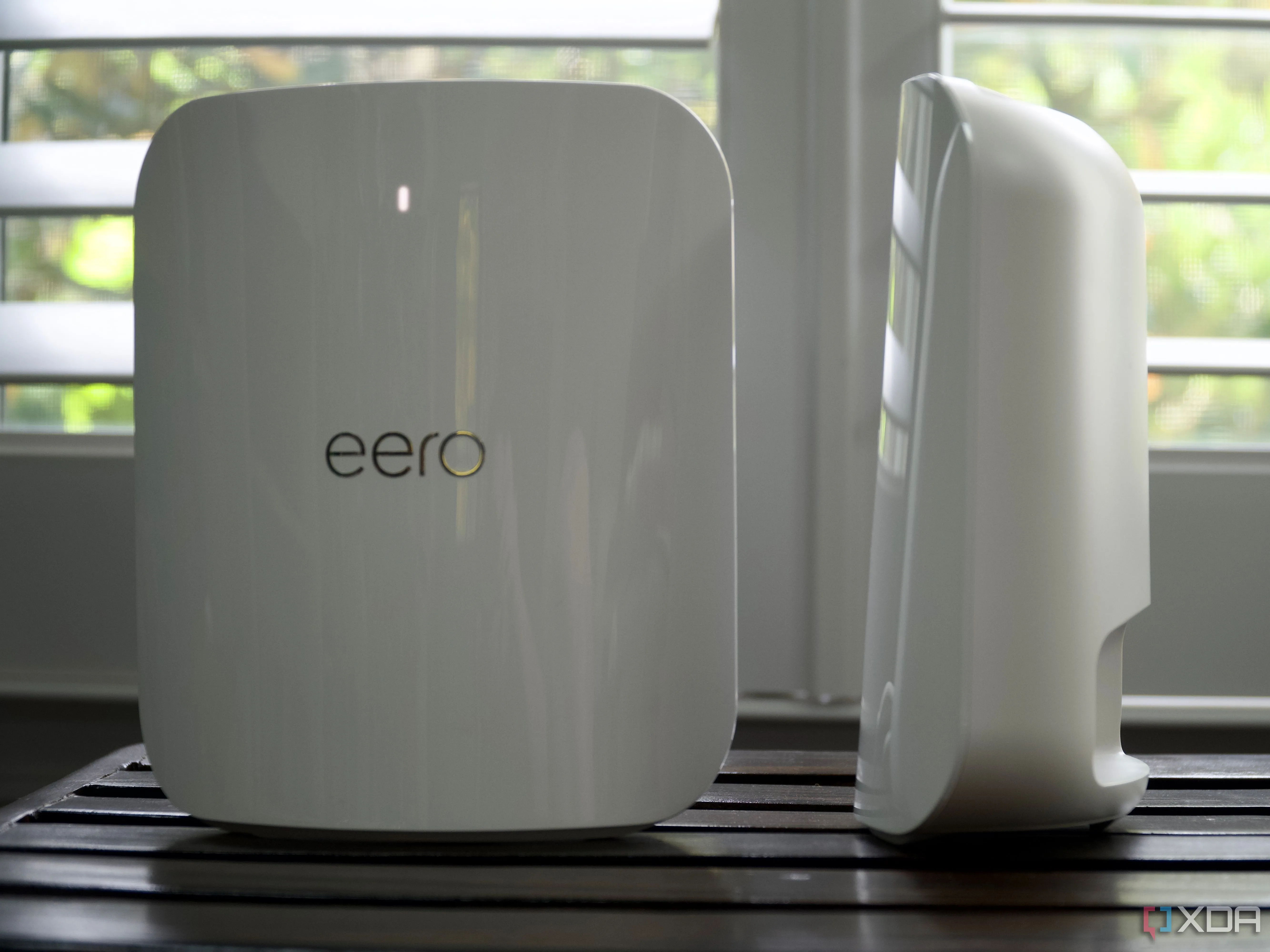 Bộ định tuyến Eero Max 7 từ phía trước và cạnh bên