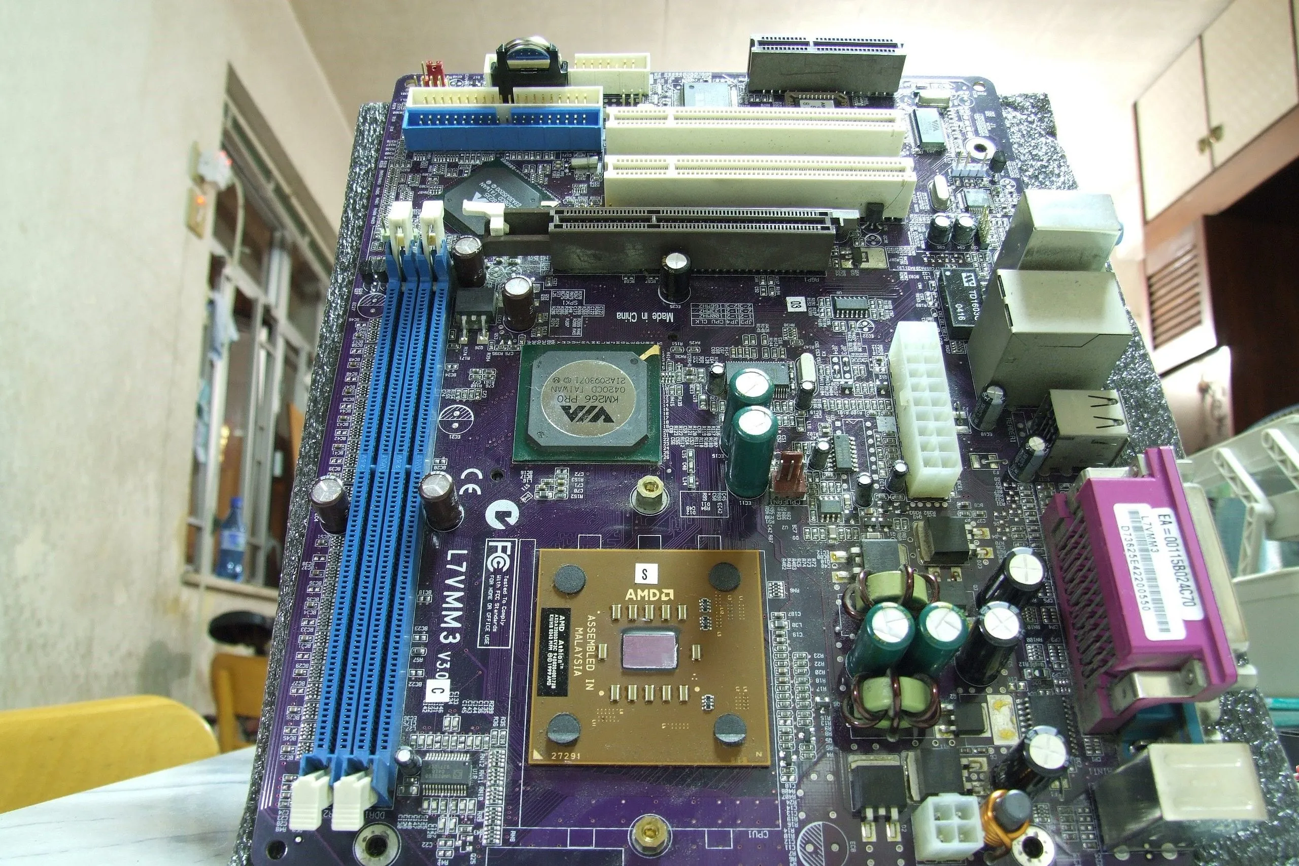 Bo mạch chủ ATX đặt dọc trên bề mặt trắng