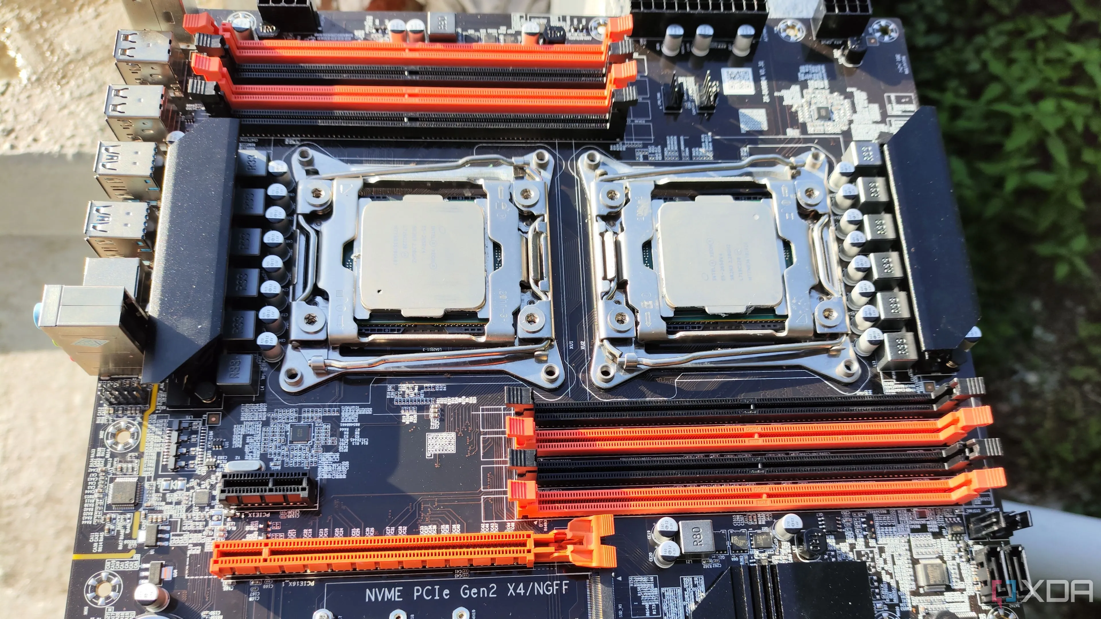 Bo mạch chủ X99 với hai bộ vi xử lý Xeon và tám khe cắm RAM, biểu tượng của sức mạnh nhưng cũng là thách thức về điện năng trong homelab