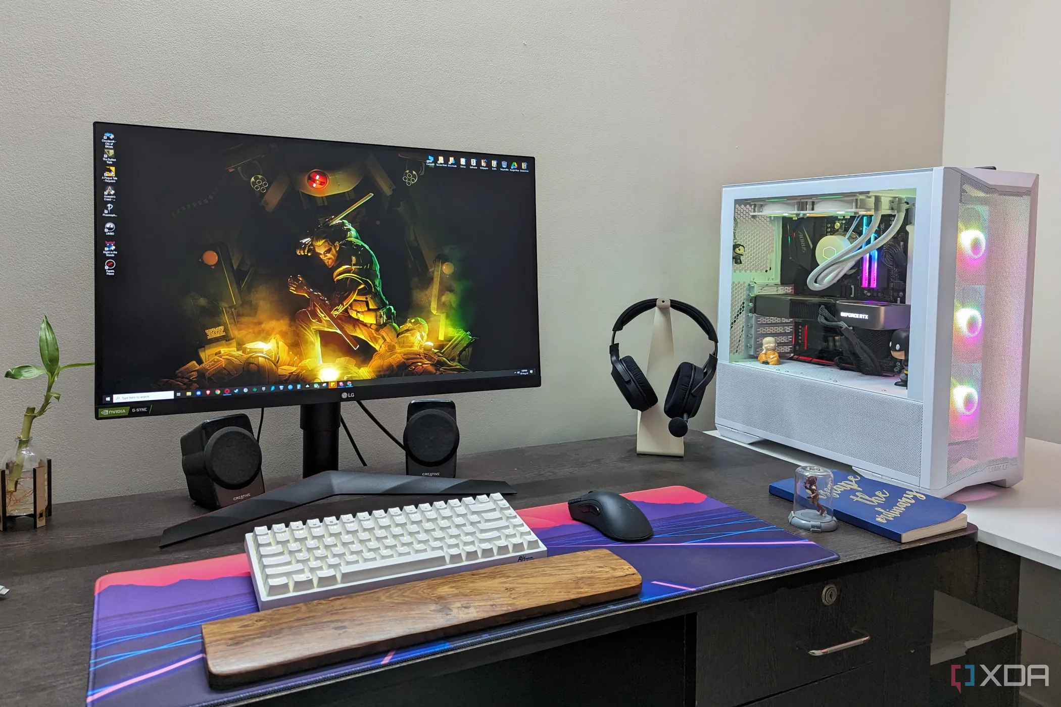 Bộ máy tính để bàn chơi game hoàn chỉnh với màn hình, bàn phím, chuột và tai nghe