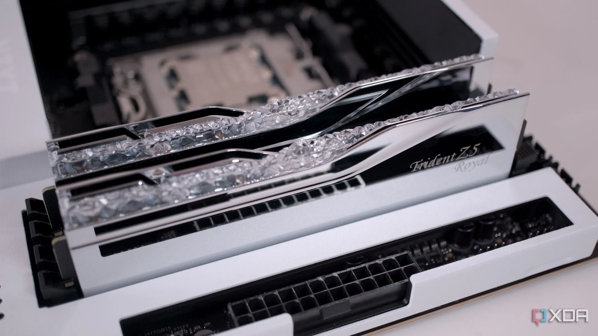 Bộ nhớ RAM được lắp trên bo mạch chủ NZXT N7 B650E, minh họa tầm quan trọng của BIOS trong việc tối ưu tốc độ và tương thích.