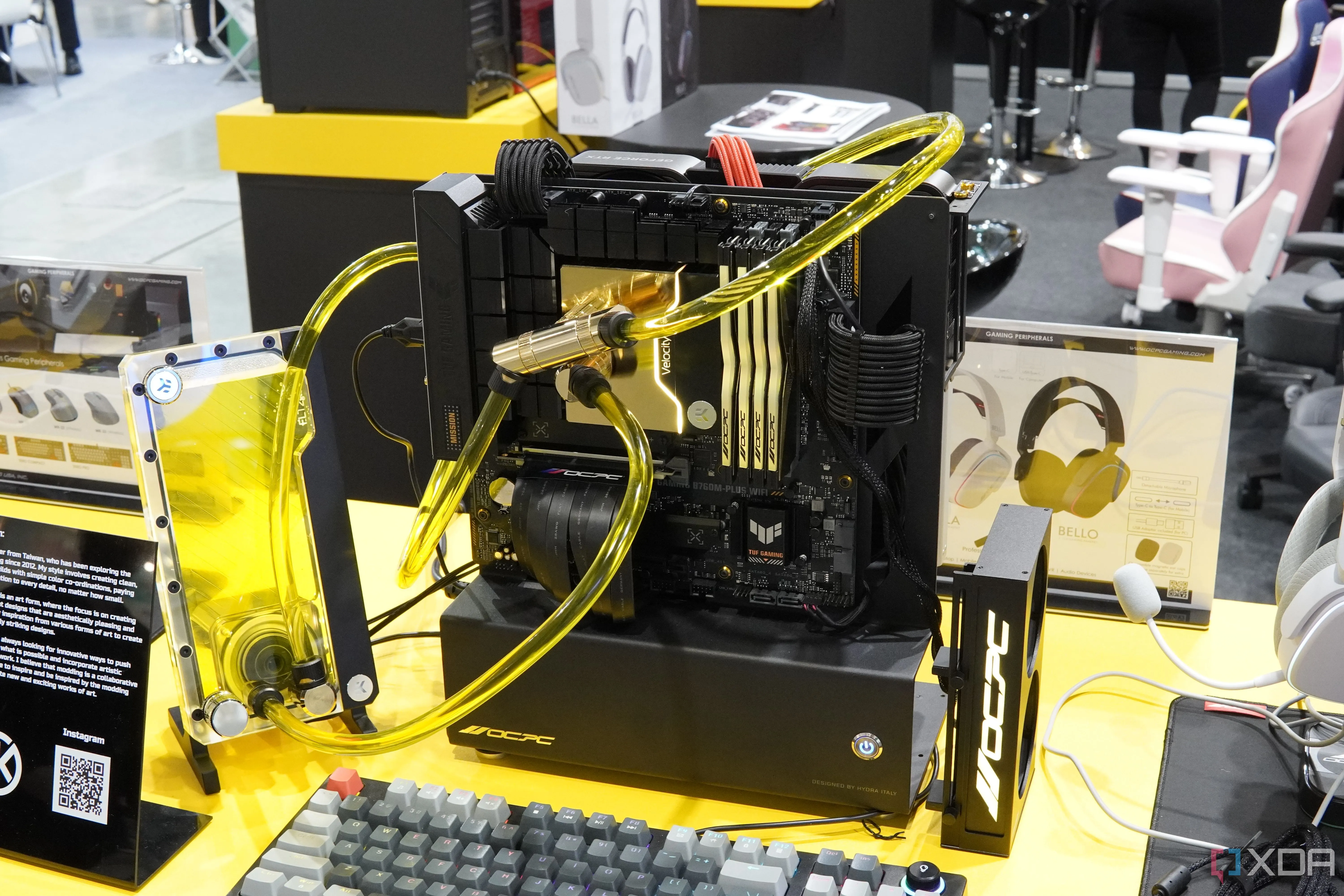 Bộ PC custom không vỏ với tản nhiệt nước màu vàng và điểm nhấn vàng, minh họa xu hướng build PC độc đáo