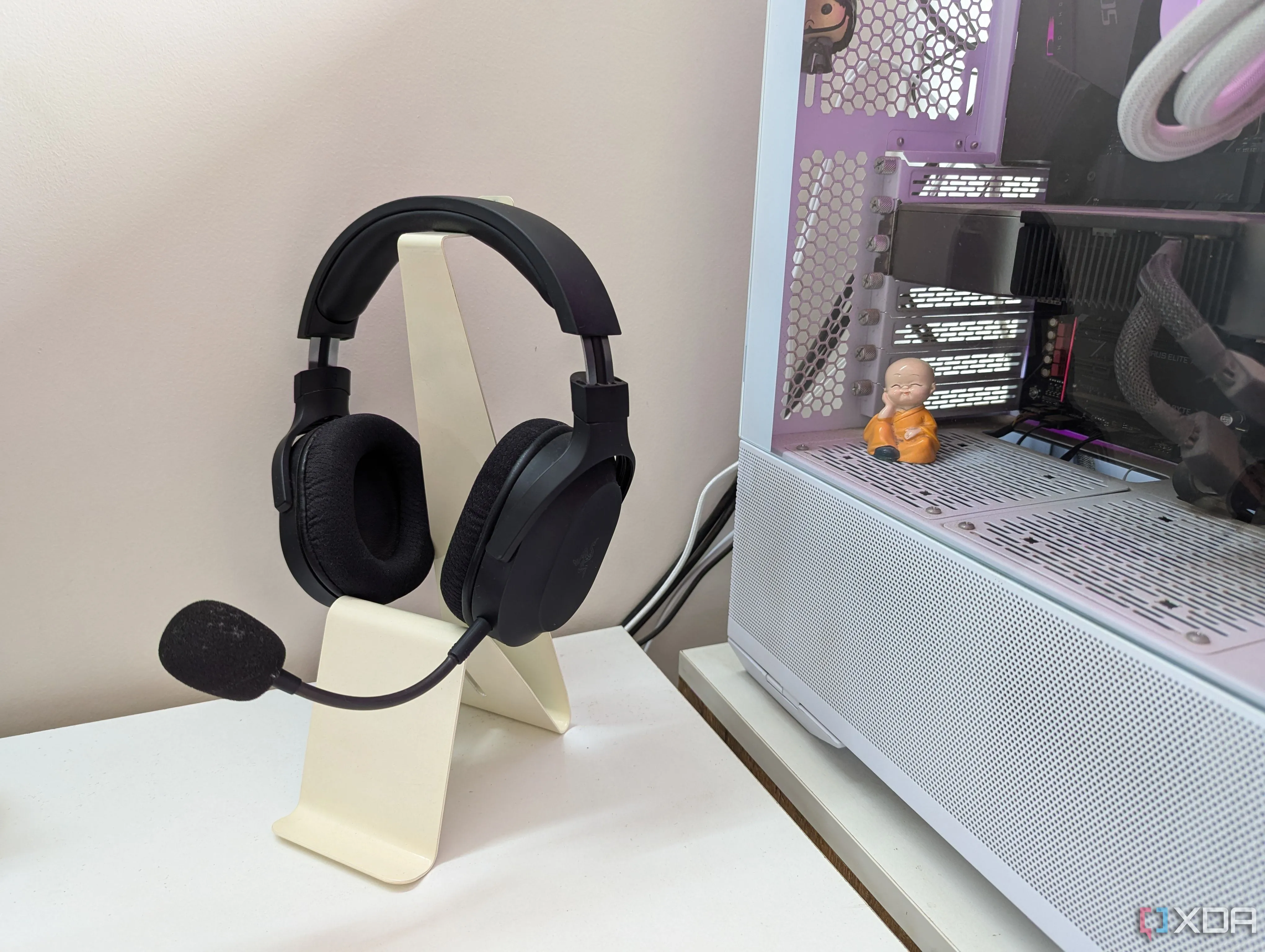 Bộ setup máy tính để bàn với tai nghe gaming và giá đỡ tai nghe