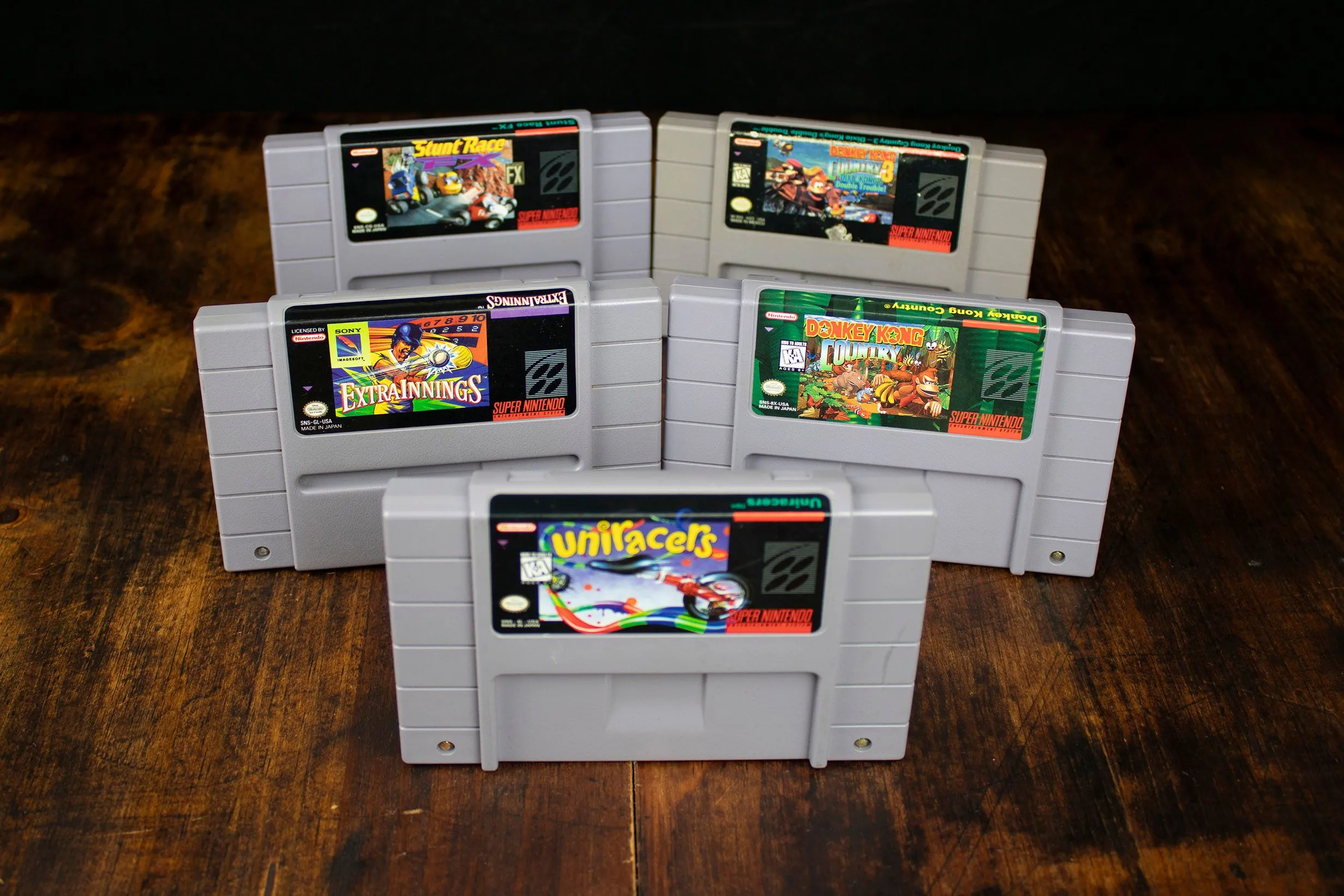 Bộ sưu tập game SNES, tượng trưng cho quyền sở hữu game vật lý và giá trị sưu tầm