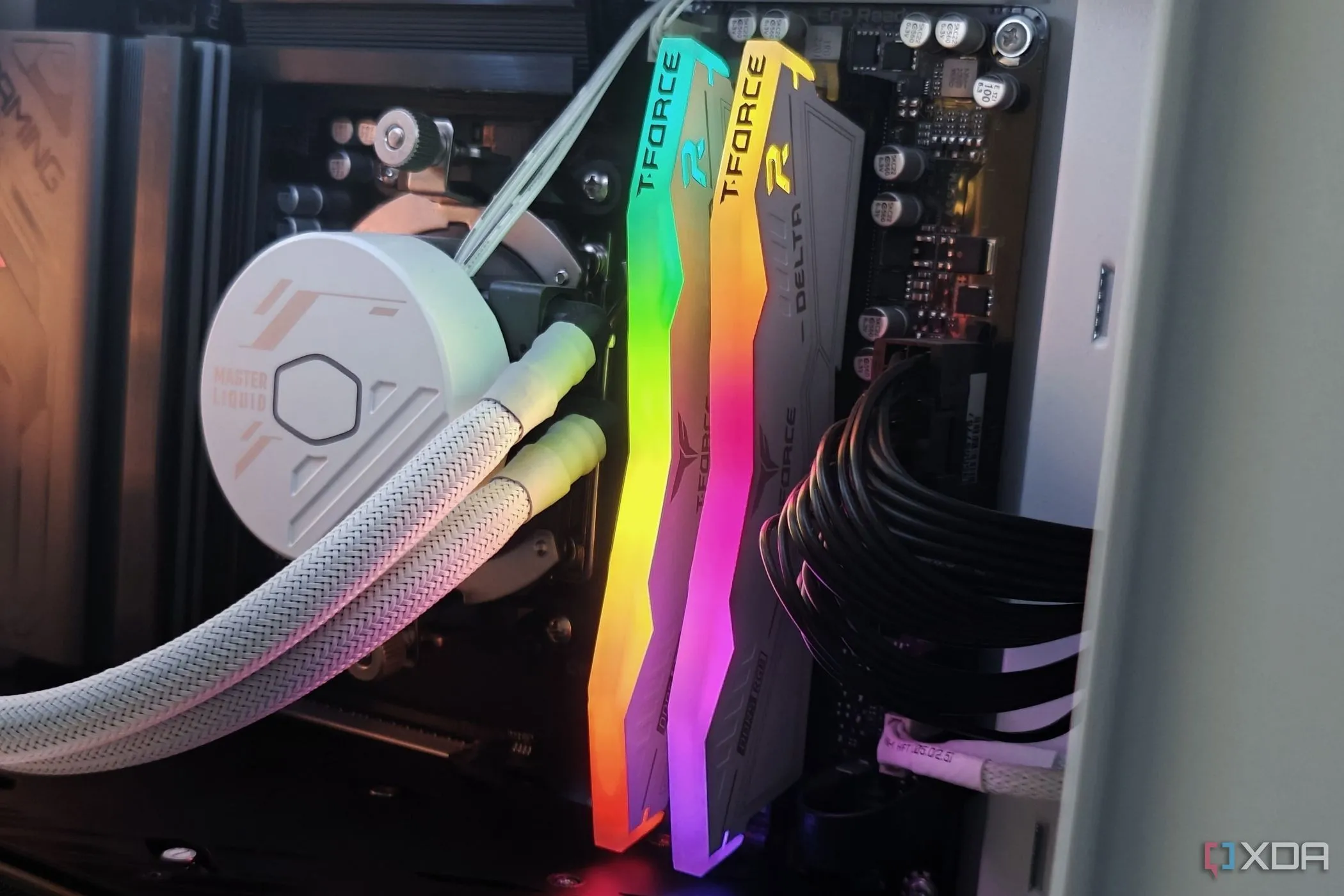 Bộ tản nhiệt CPU và RAM đang hoạt động trên bo mạch chủ