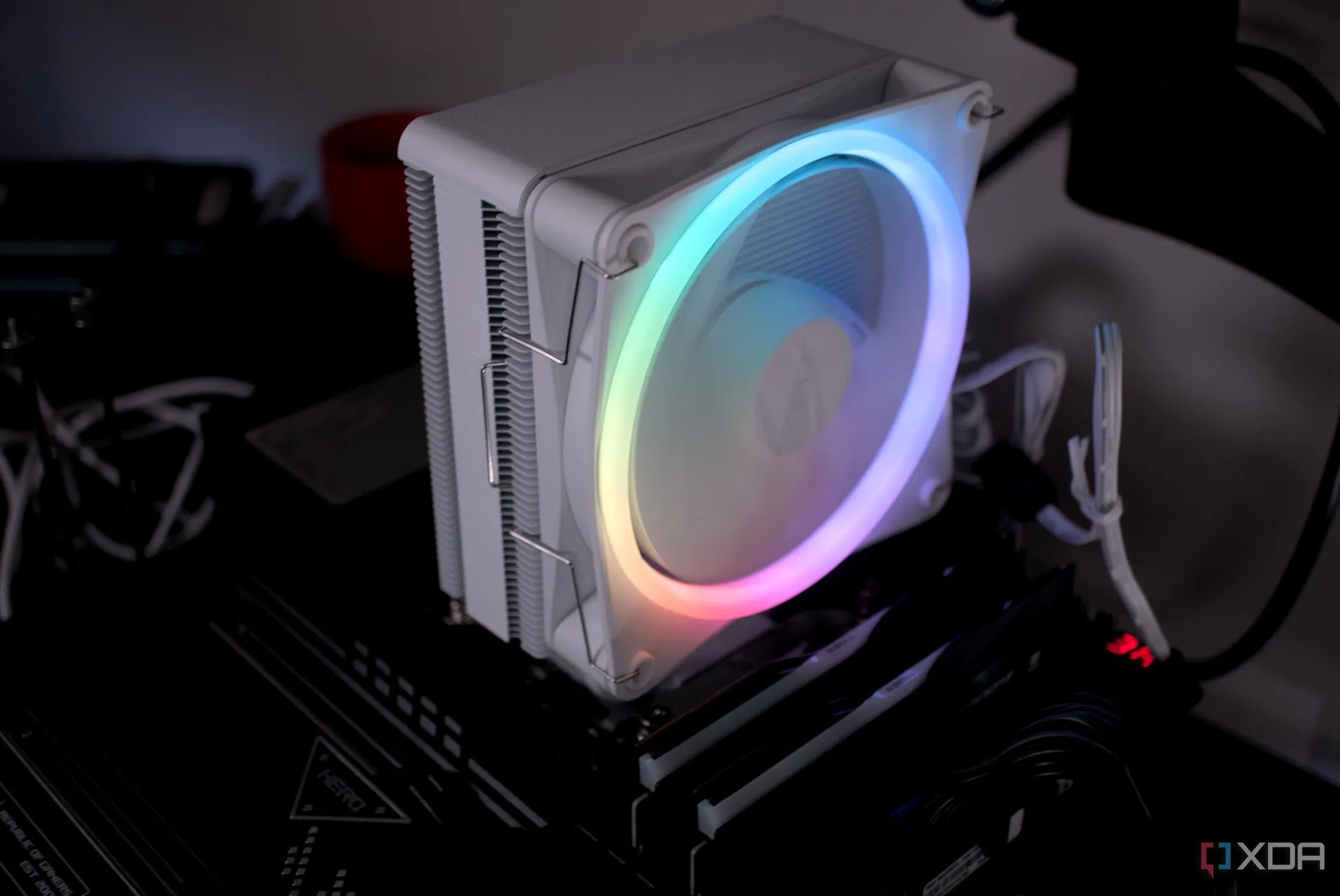 Bộ tản nhiệt khí NZXT T120 RGB được lắp đặt trên CPU, minh họa giải pháp làm mát cho bộ vi xử lý