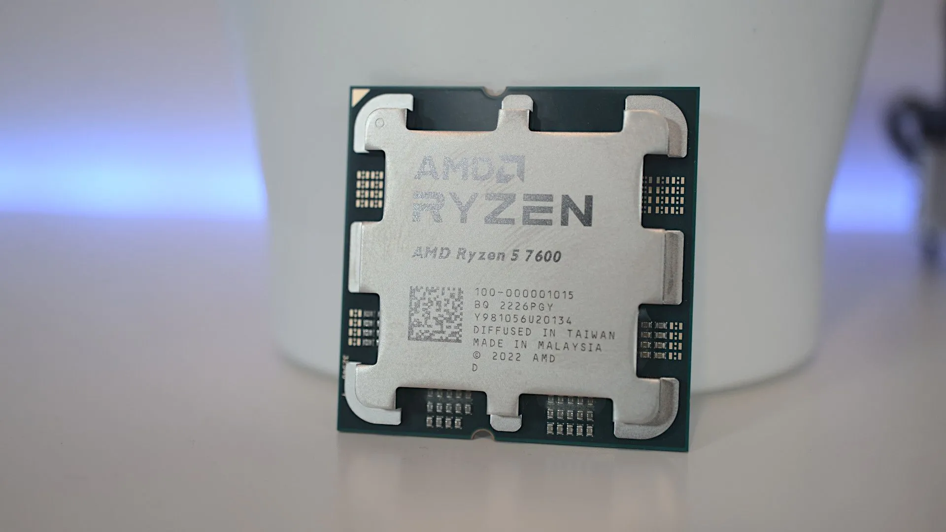 Bộ vi xử lý AMD Ryzen 5 7600, một CPU 6 nhân mạnh mẽ, đôi khi có thể gây thắt cổ chai hiệu năng cho GPU cao cấp trong một số tựa game đòi hỏi CPU.