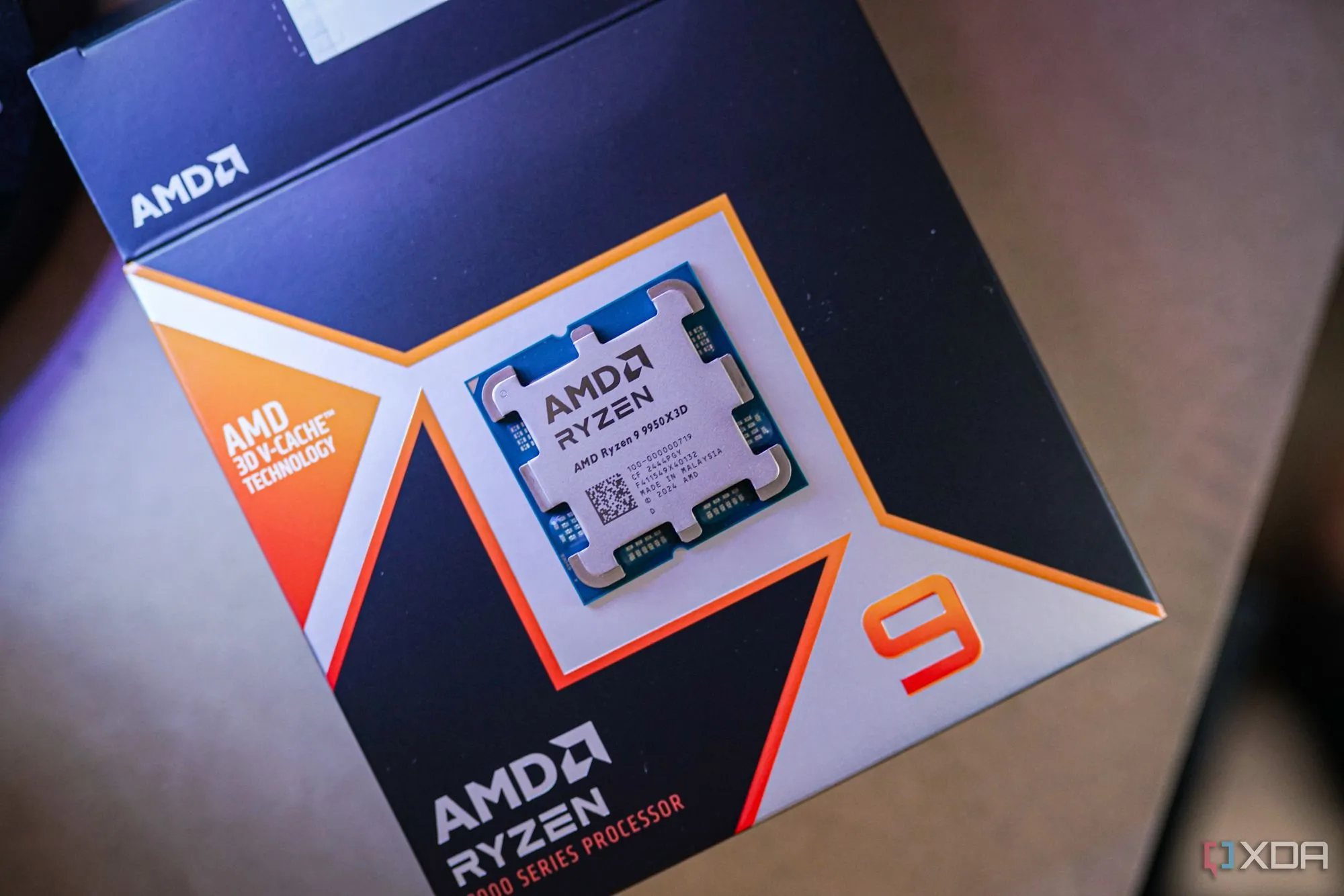 Bộ vi xử lý AMD Ryzen 9 9950X3D đặt trên hộp sản phẩm
