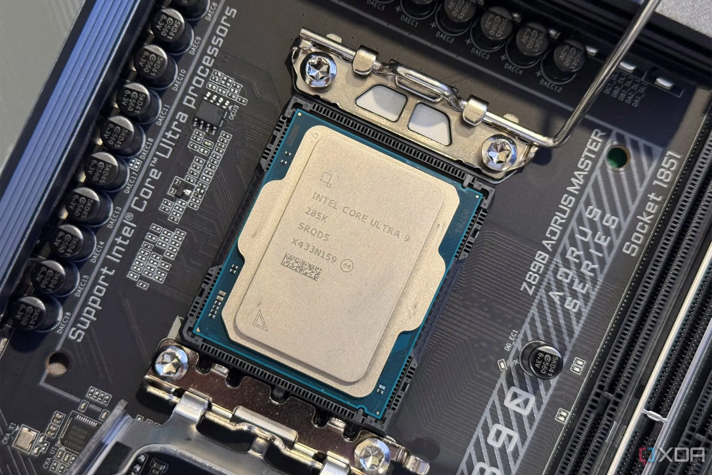Bộ vi xử lý Intel Core Ultra 9 285K trong khe cắm, đại diện cho CPU cao cấp cạnh tranh về hiệu năng đa nhiệm.
