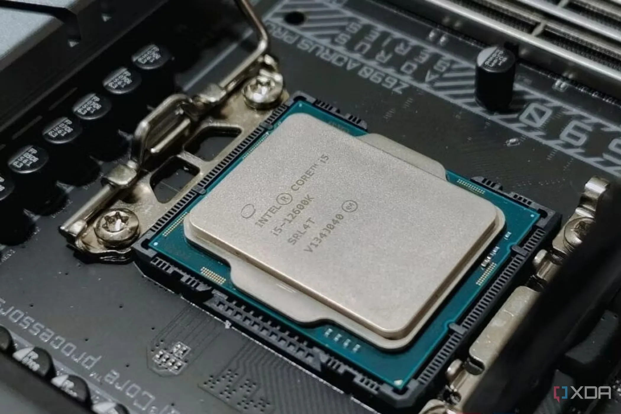 Bộ vi xử lý Intel đặt trên socket của bo mạch chủ, minh họa vị trí lắp đặt và tầm quan trọng của CPU