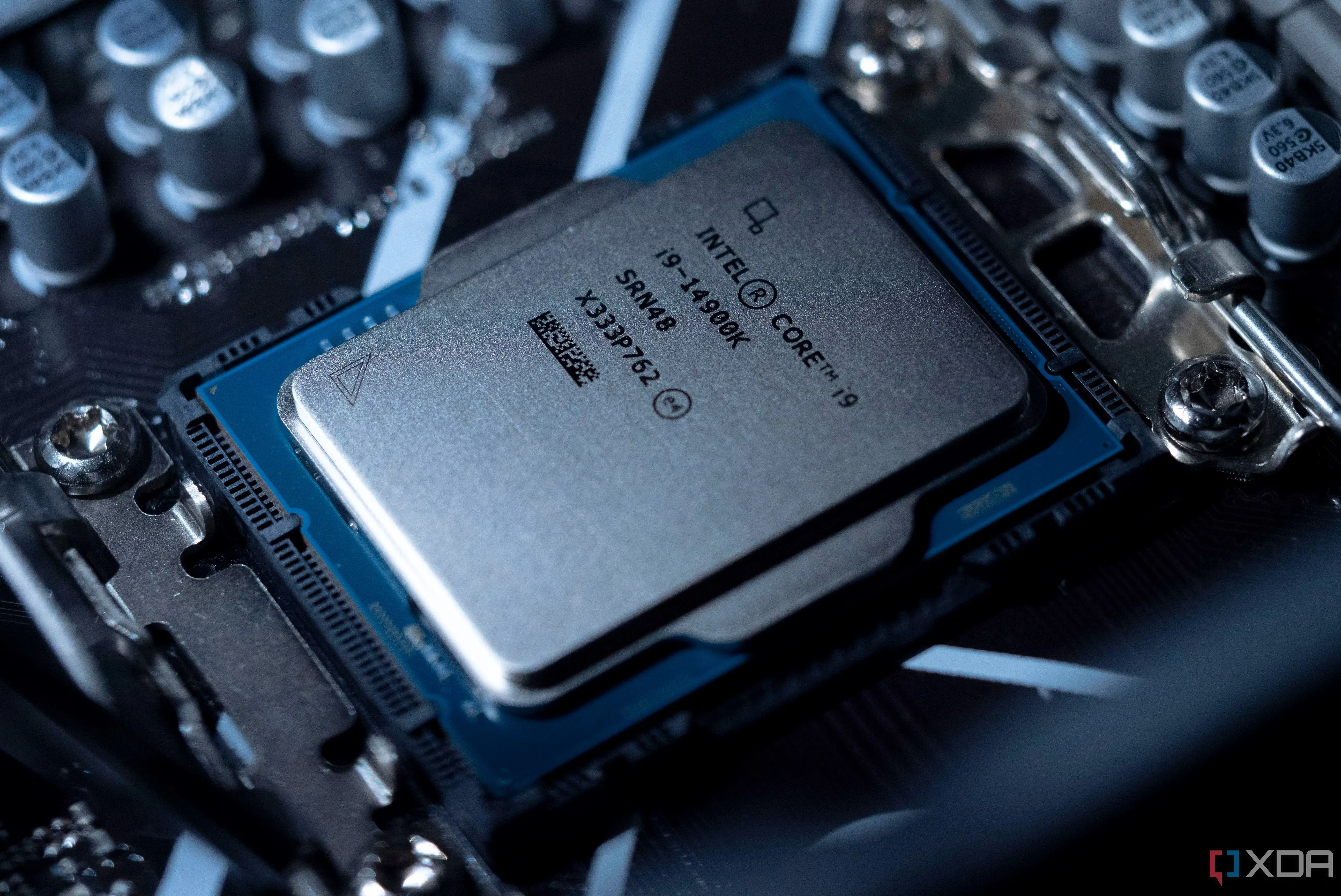 Bộ xử lý Intel Core i9 14900K được gắn trên socket bo mạch chủ