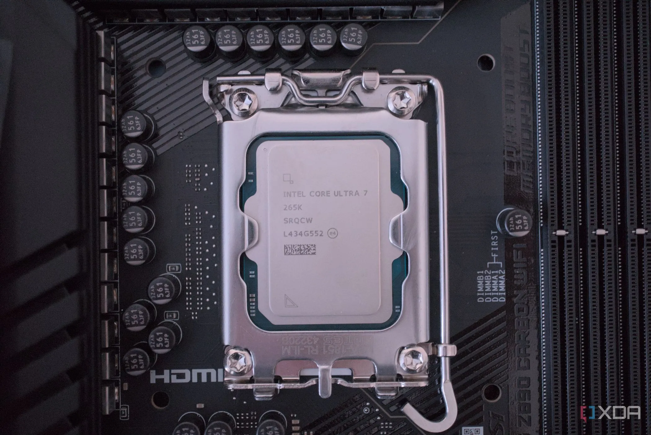 Bộ xử lý Intel Core Ultra 7 265K được lắp đặt, minh họa nhu cầu cập nhật BIOS để hỗ trợ CPU thế hệ mới và tối ưu hiệu suất.