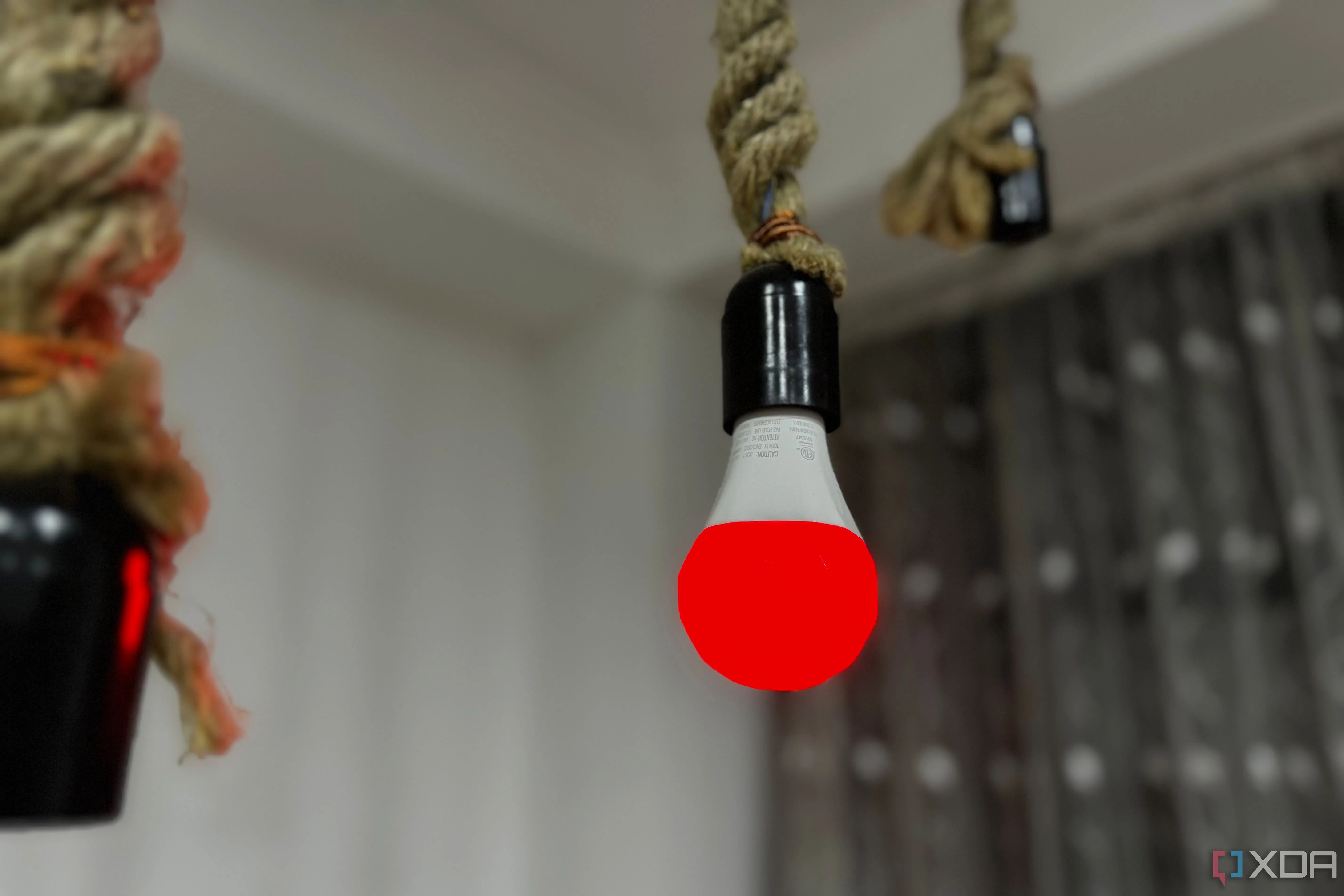 Bóng đèn thông minh Nanoleaf Essentials A19 E26 màu đỏ, đại diện cho thiết bị IoT cần được bảo vệ