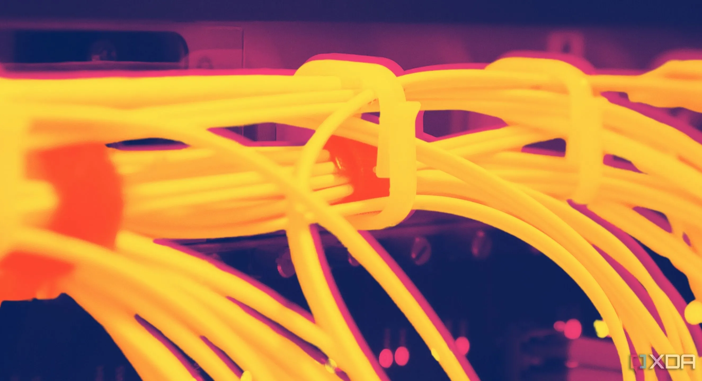 Các bó cáp Ethernet màu cam