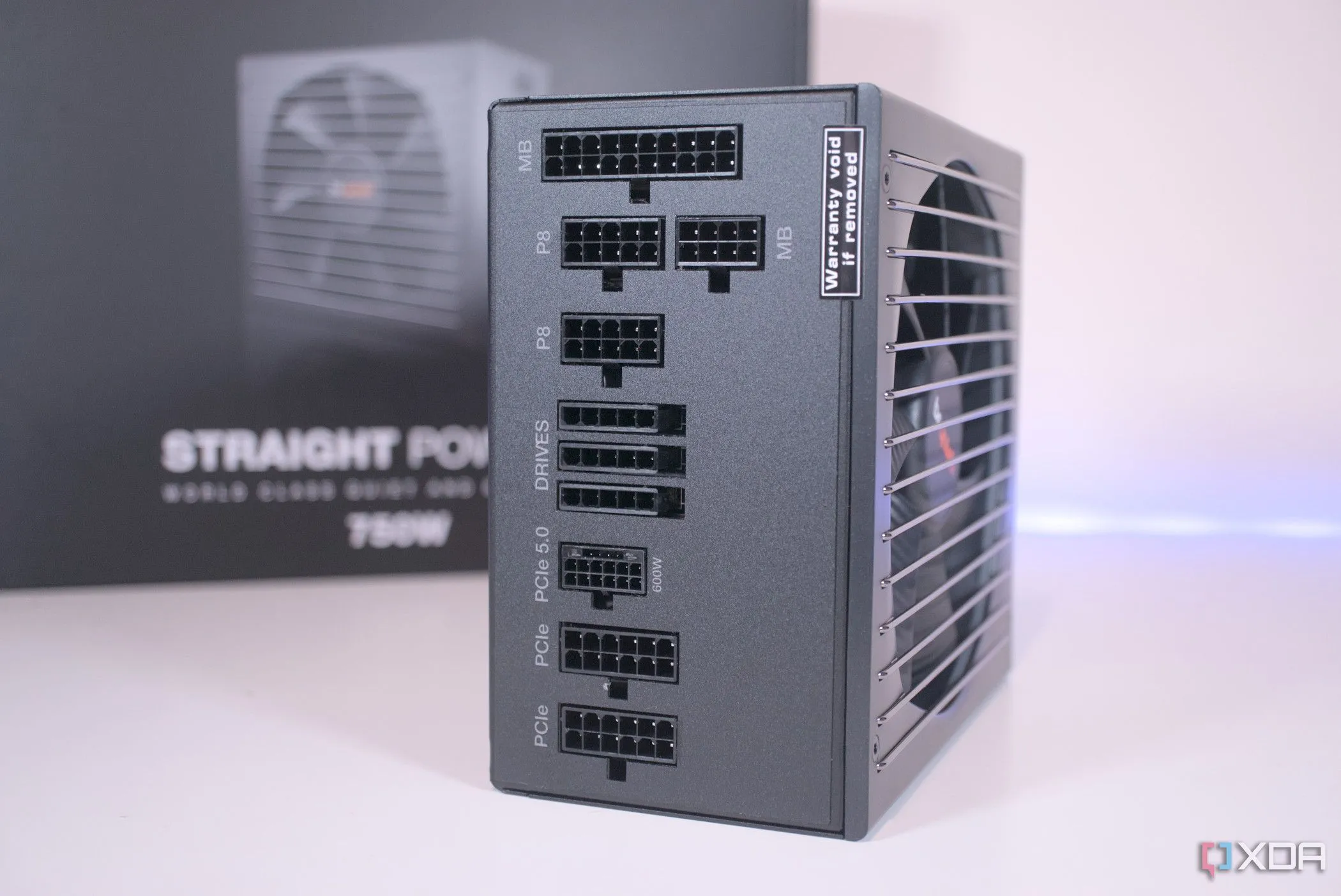 Các cổng kết nối và dây cáp của bộ nguồn be quiet! Straight Power 12, nhấn mạnh tầm quan trọng của công suất PSU