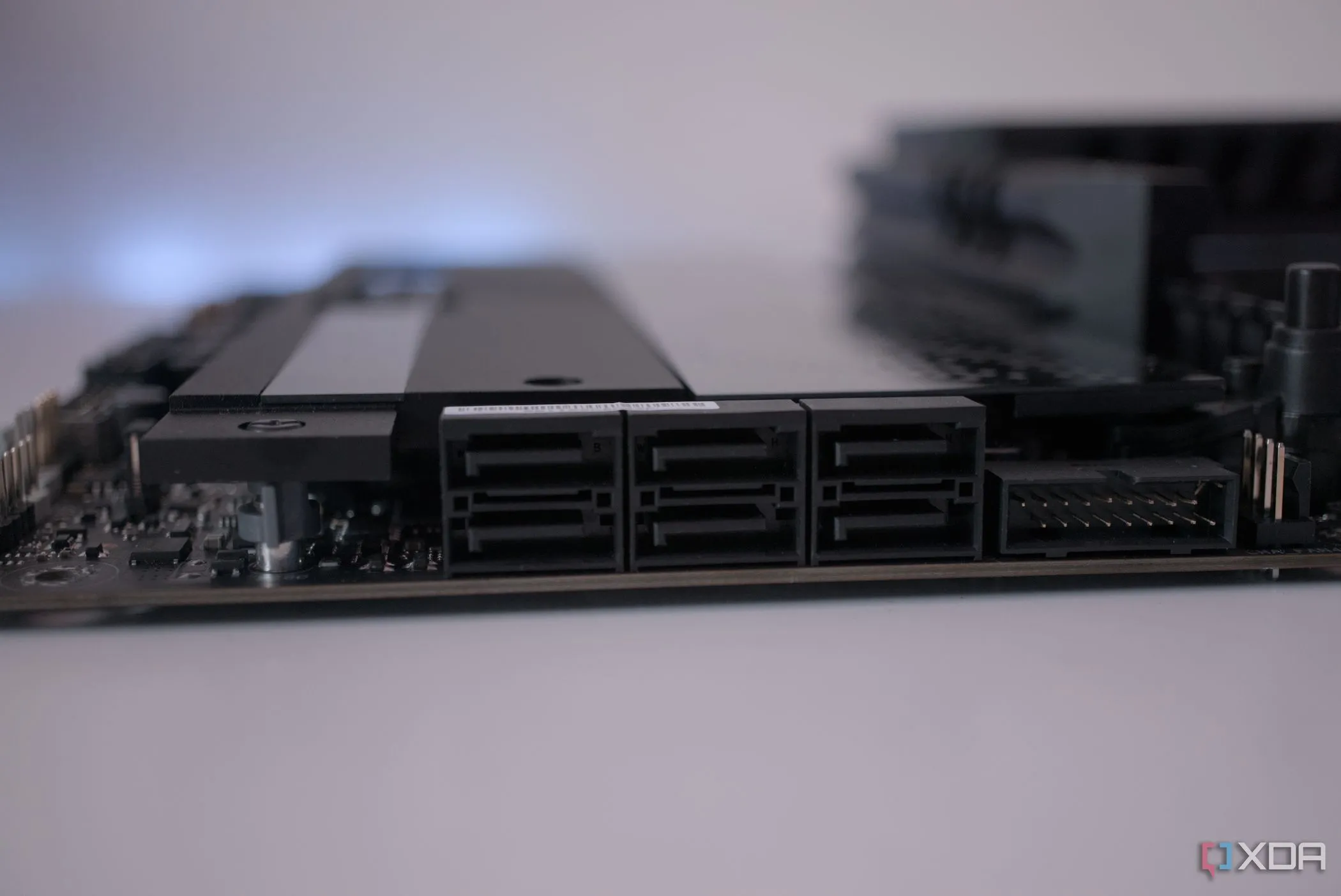 Các cổng SATA trên bo mạch chủ ASUS ROG Crosshair X670E Hero, cho thấy sự tiện lợi khi cài đặt ổ cứng SATA SSD