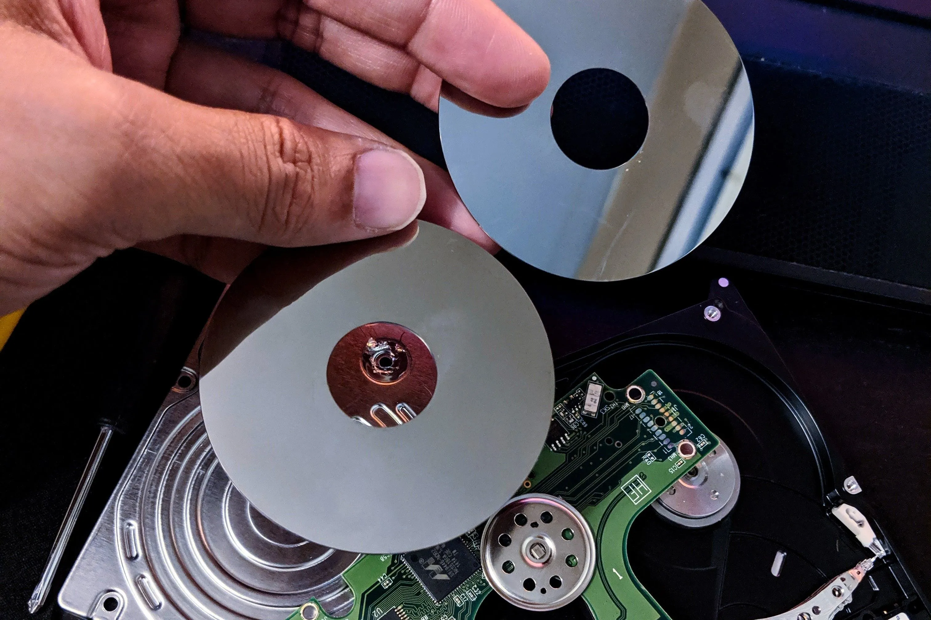 Các đĩa từ (platters) đã được tháo rời từ một ổ cứng HDD laptop
