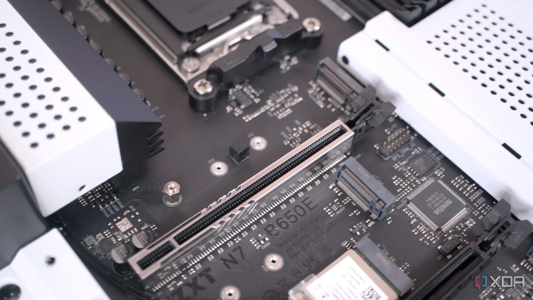 Các khe cắm mở rộng PCIe trên bo mạch chủ NZXT N7 B650E, bao gồm khe PCIe chính được gia cố kim loại.