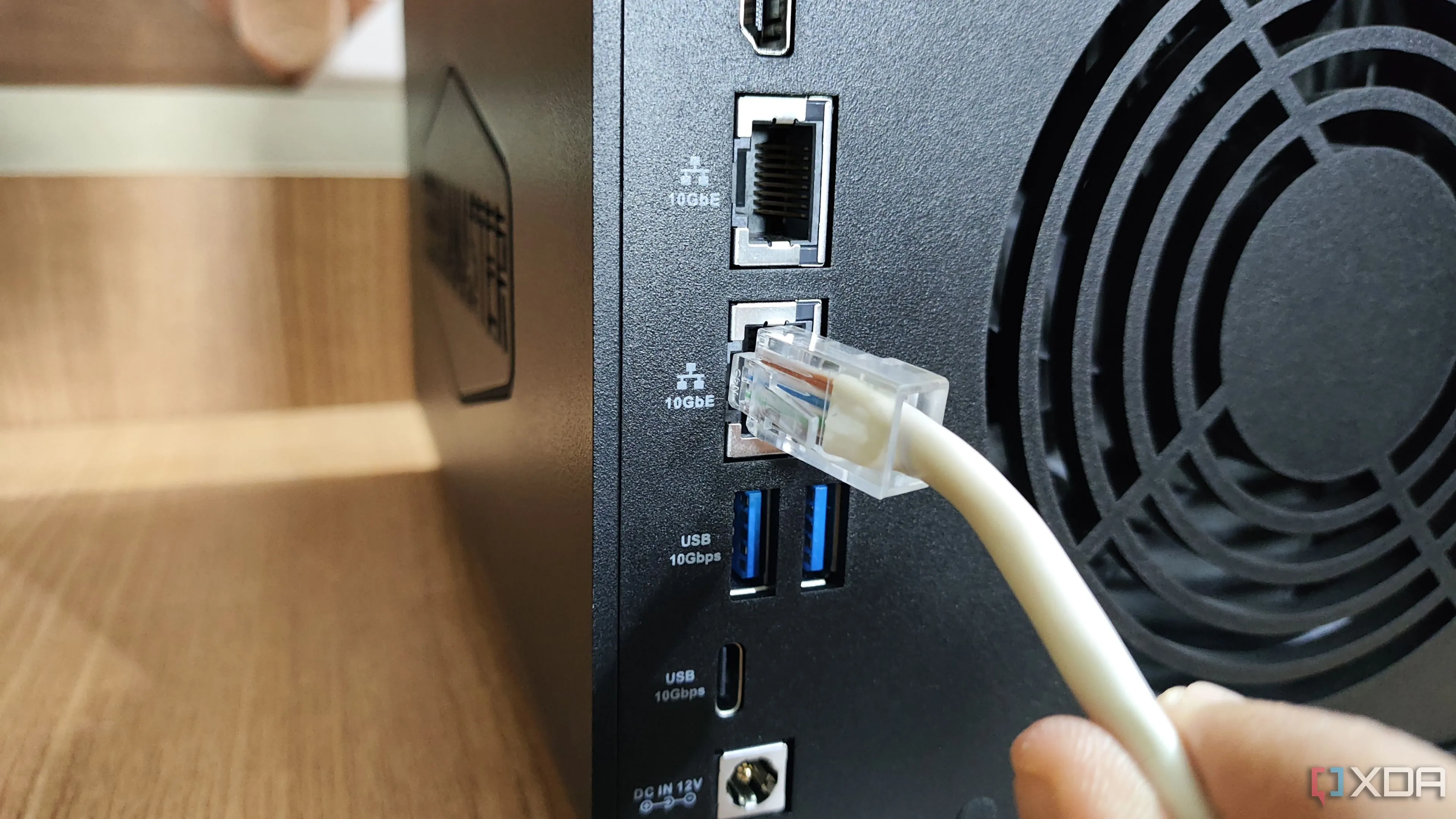 Cắm cáp Ethernet vào cổng LAN 10GbE trên NAS TerraMaster F4-424 Max, minh họa khả năng dự phòng kết nối
