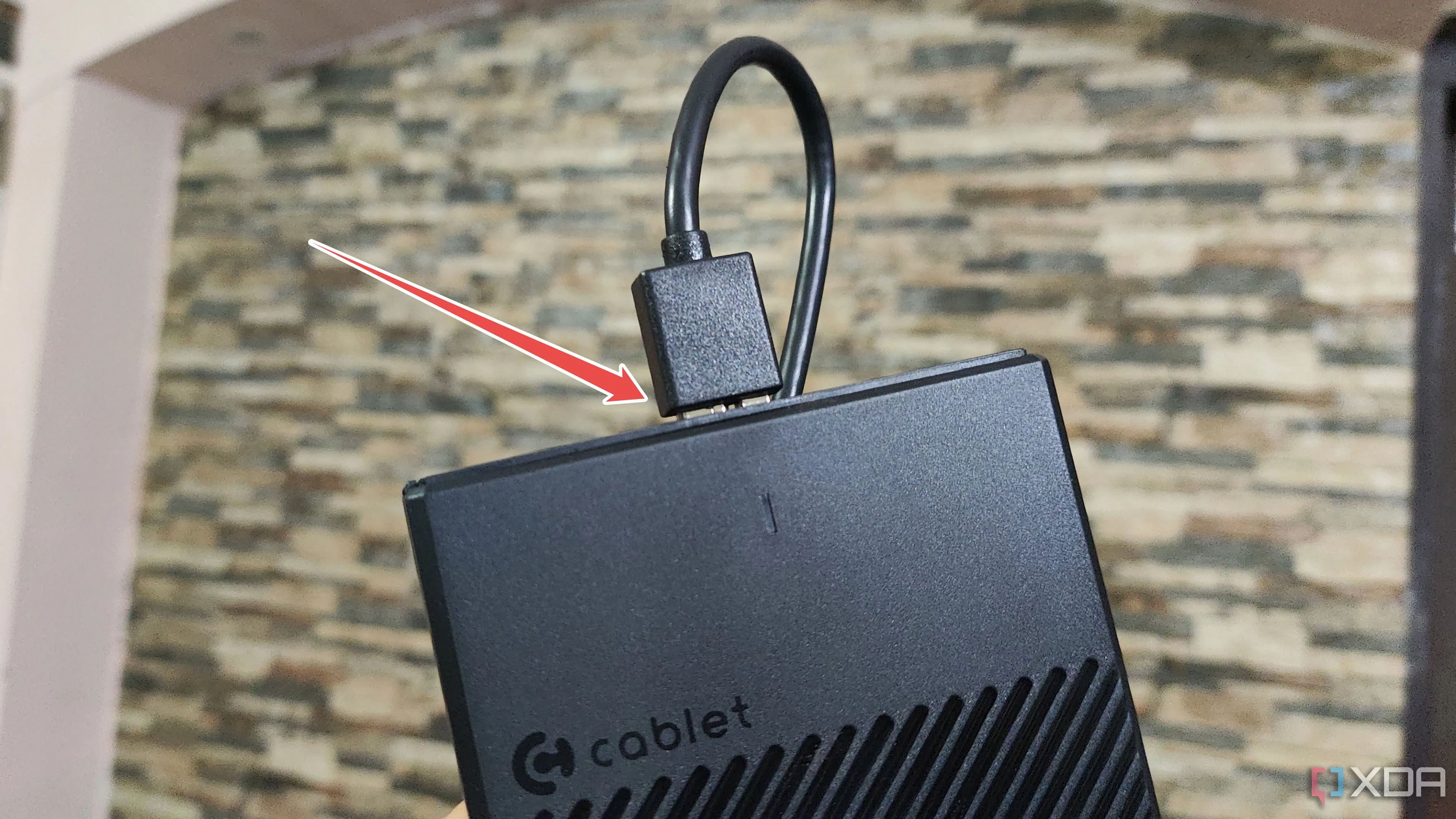 Cắm cáp USB 3.0 Micro-B vào bộ chuyển đổi ổ cứng để kết nối với máy tính