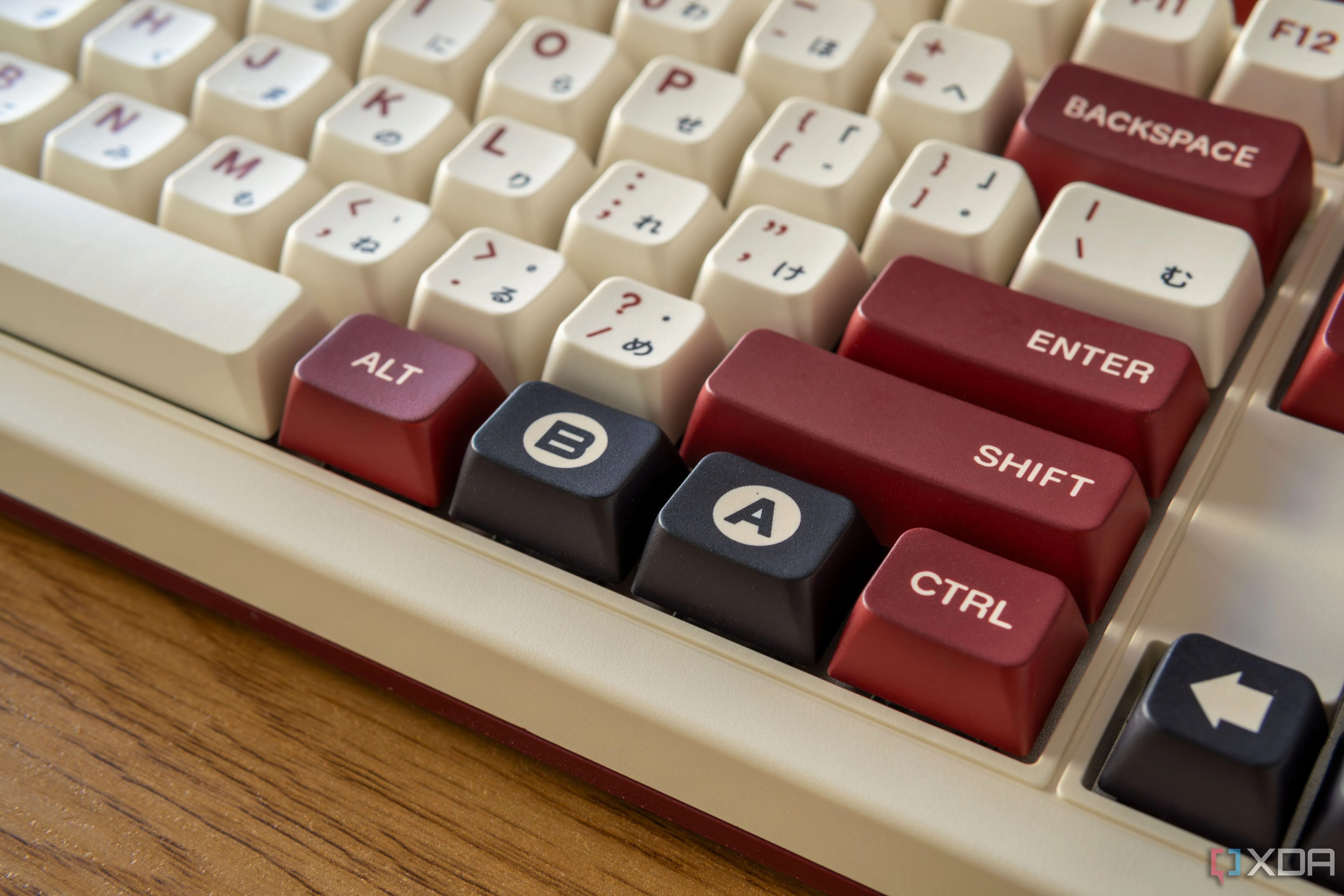 Cận cảnh bàn phím cơ 8BitDo Retro với các phím A và B, gợi ý về việc tối ưu hóa gõ phím và các phím tắt