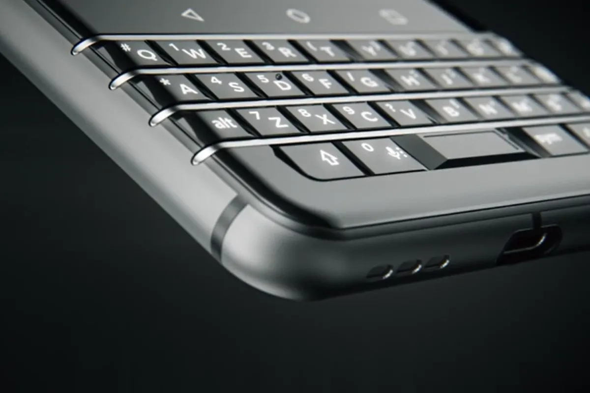 Cận cảnh bàn phím QWERTY vật lý đặc trưng trên điện thoại BlackBerry Mercury.