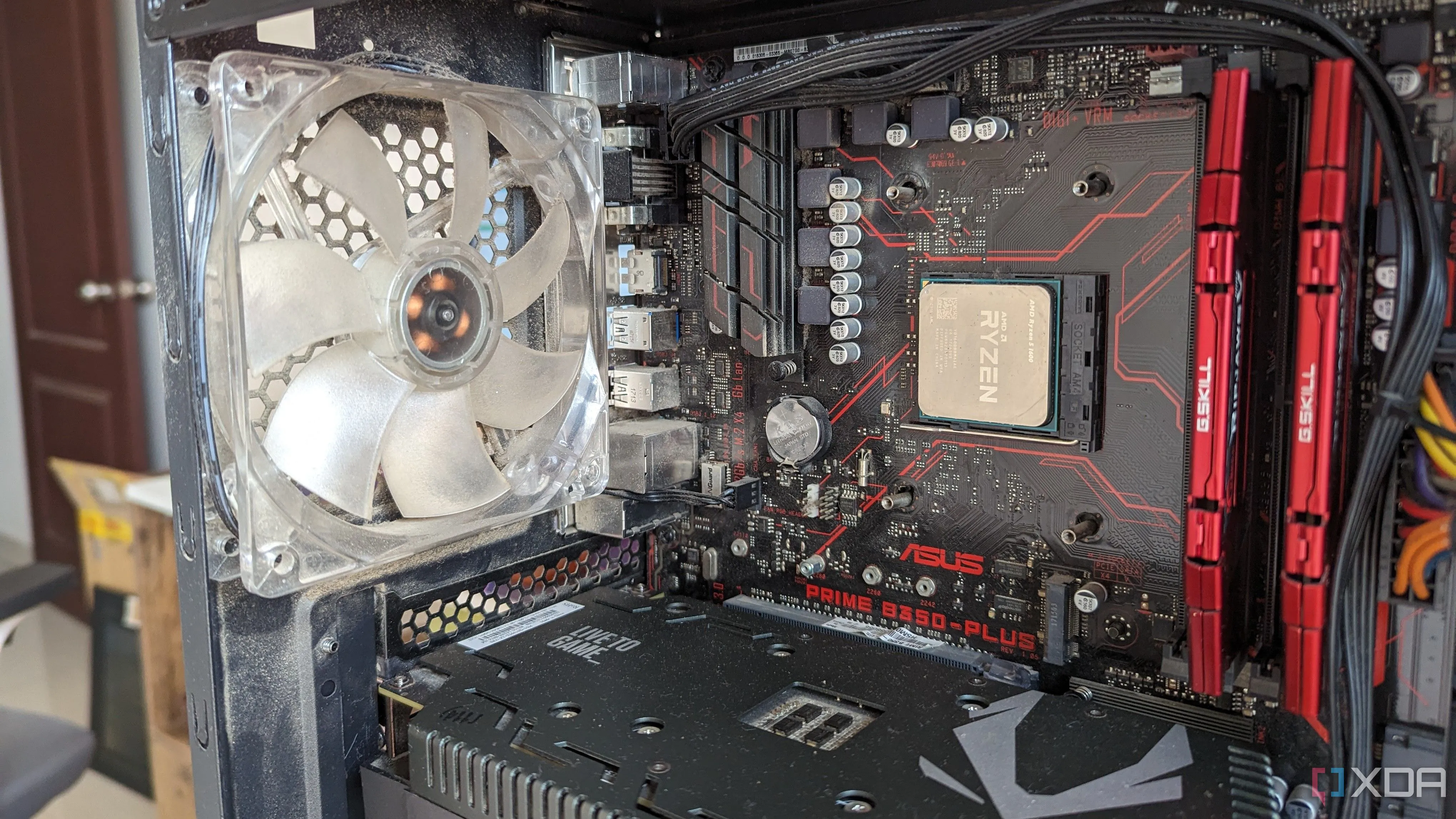 Cận cảnh bên trong PC gaming hiển thị CPU, GPU, bo mạch chủ và RAM