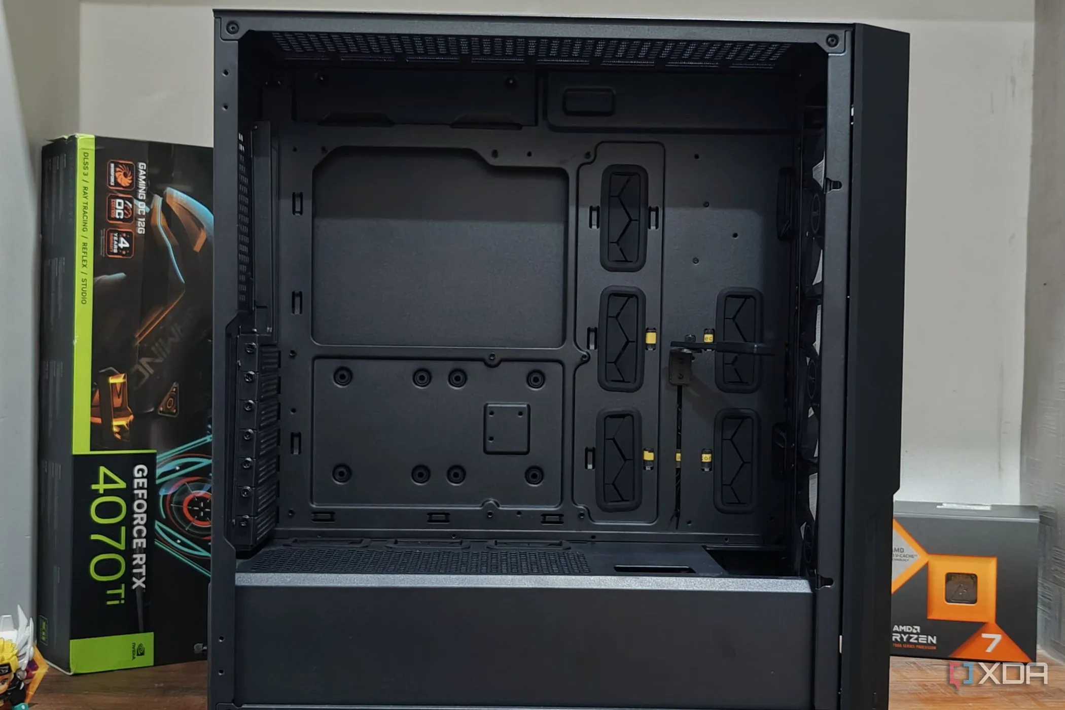 Cận cảnh bên trong vỏ case PC Antec P20C
