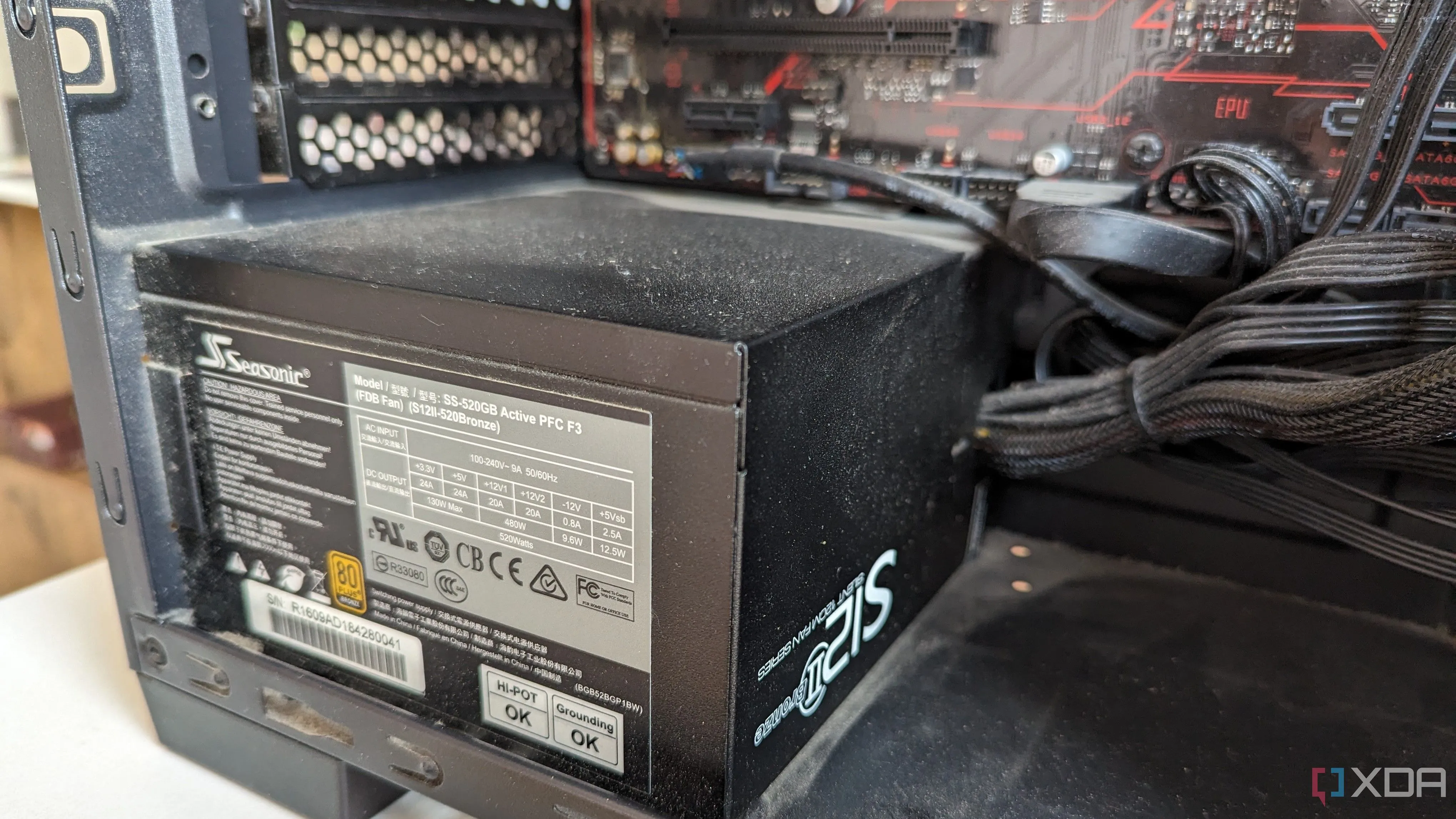 Cận cảnh bộ nguồn (PSU) bên trong một máy tính chơi game, tượng trưng cho chi phí điện năng và phần cứng cần thiết khi chạy LLM tự host.